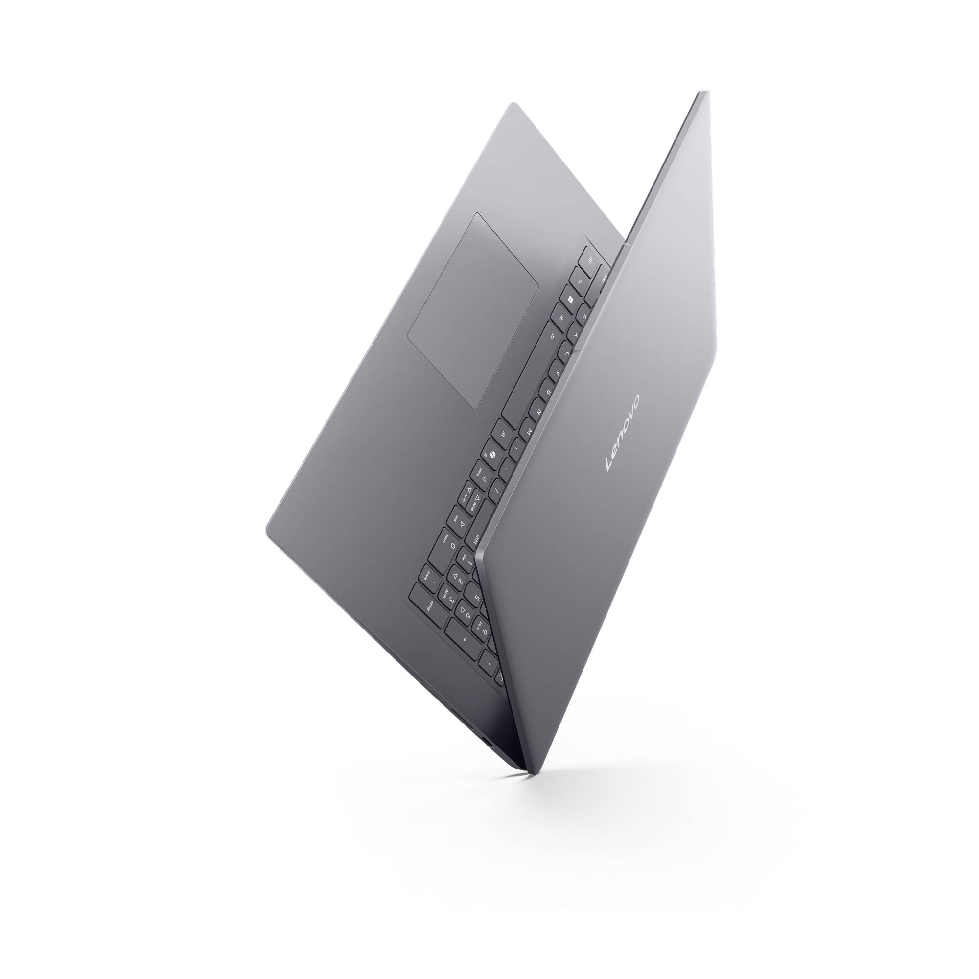 Grauer Lenovo-Laptop, teilweise geöffnet, schwebend auf weißem Hintergrund mit sichtbarer Tastatur und Touchpad.