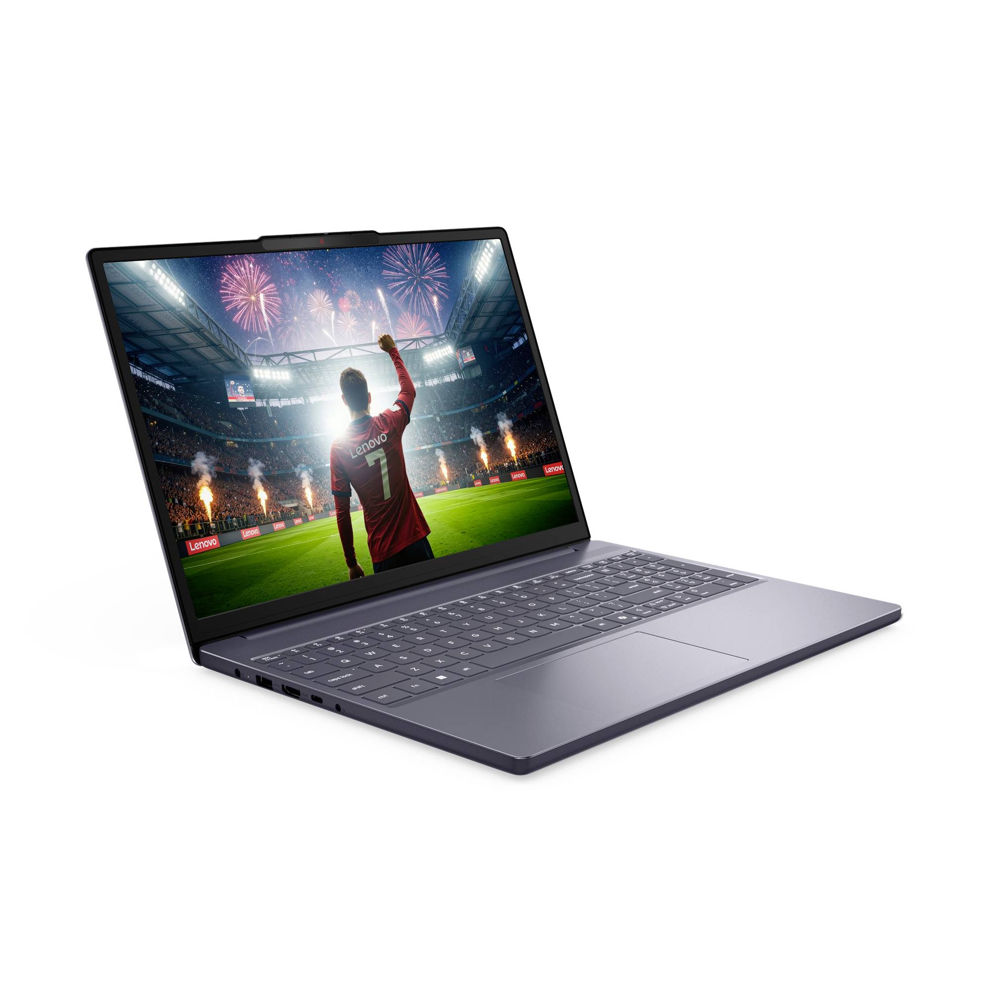 Ein offener Laptop zeigt einen Fußballspieler, der in einem Stadion mit Feuerwerk darüber jubelt.