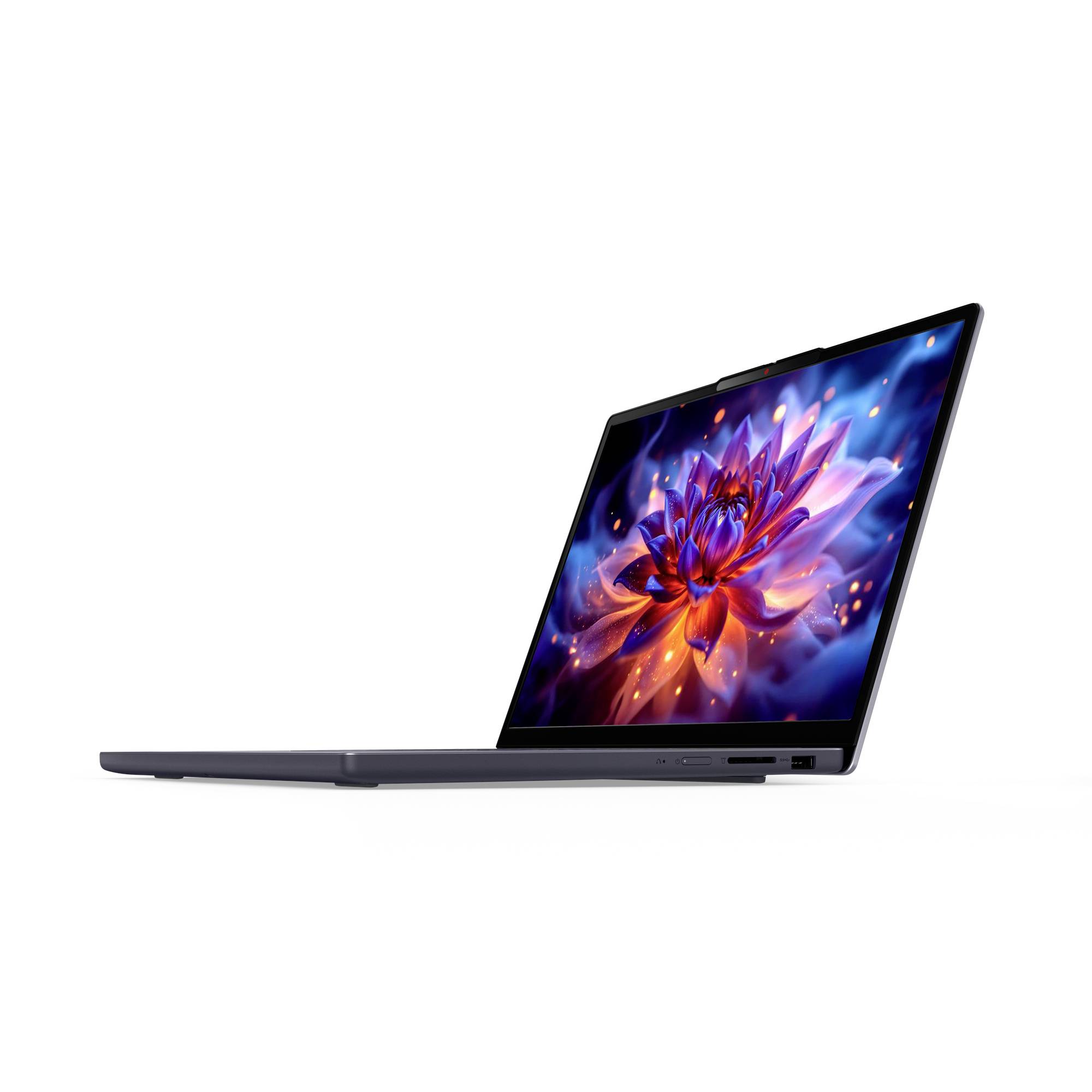 Seitenansicht eines aufgeklappten schlanken Laptops mit einer farbenfrohen abstrakten Blumten-Tapete auf dem Bildschirm vor weißem Hintergrund.