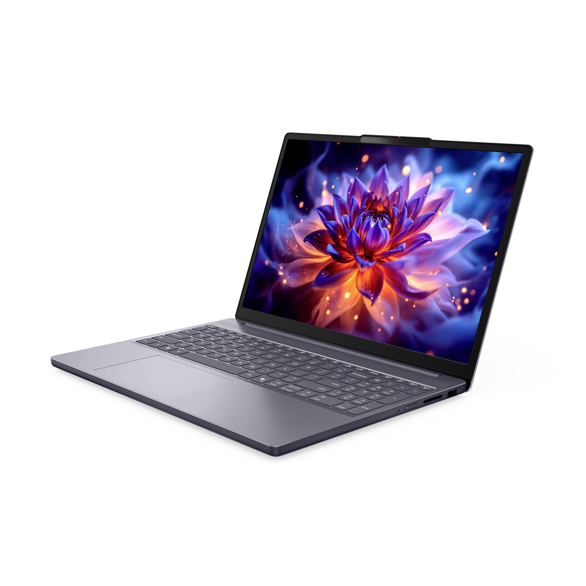 Offener grauer Laptop mit einer lebendigen violett-orange Blumentapete auf dem Bildschirm, dargestellt vor einem einfachen weißen Hintergrund.