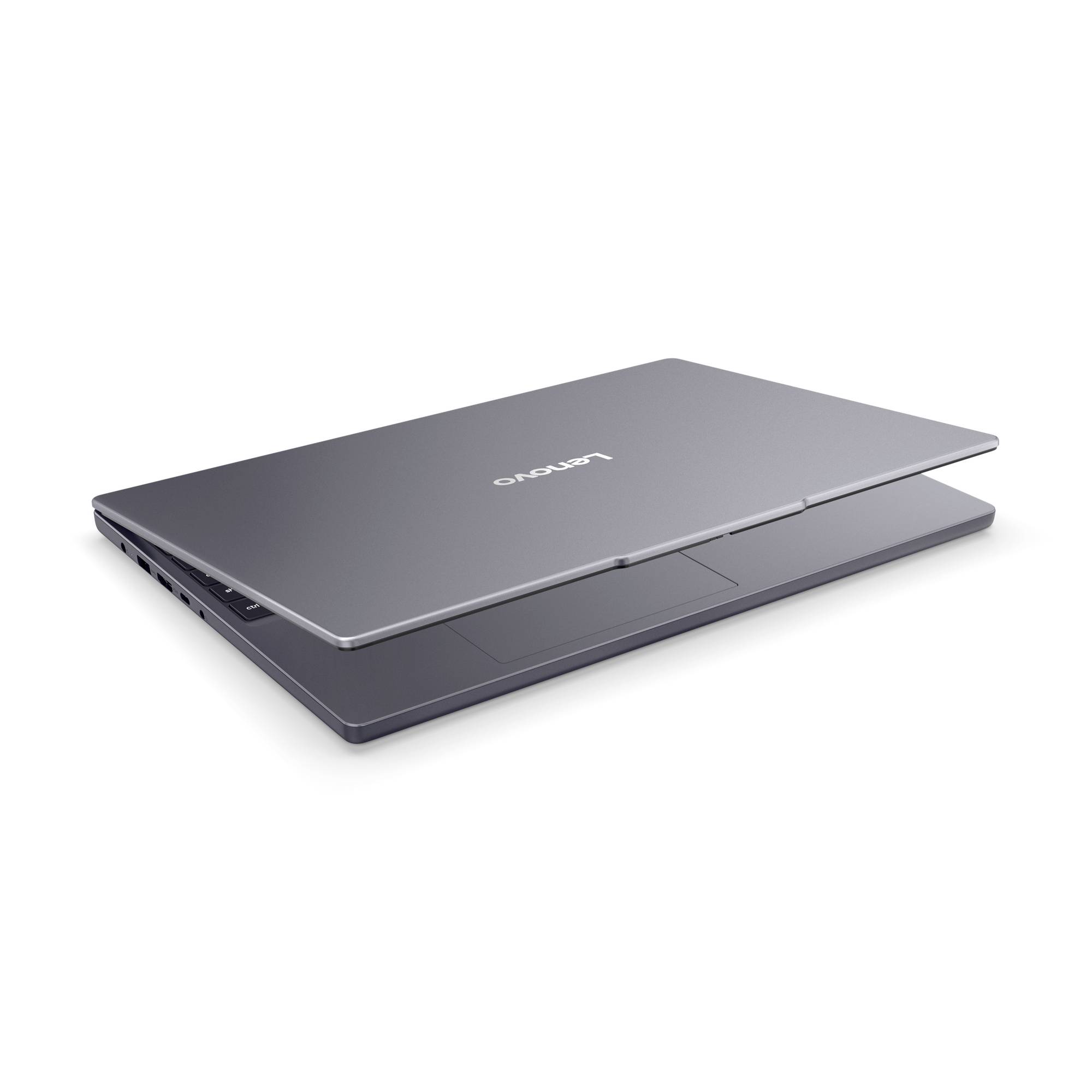Geschlossenes graues Lenovo-Laptop in einer Dreiviertelperspektive auf weißem Hintergrund.