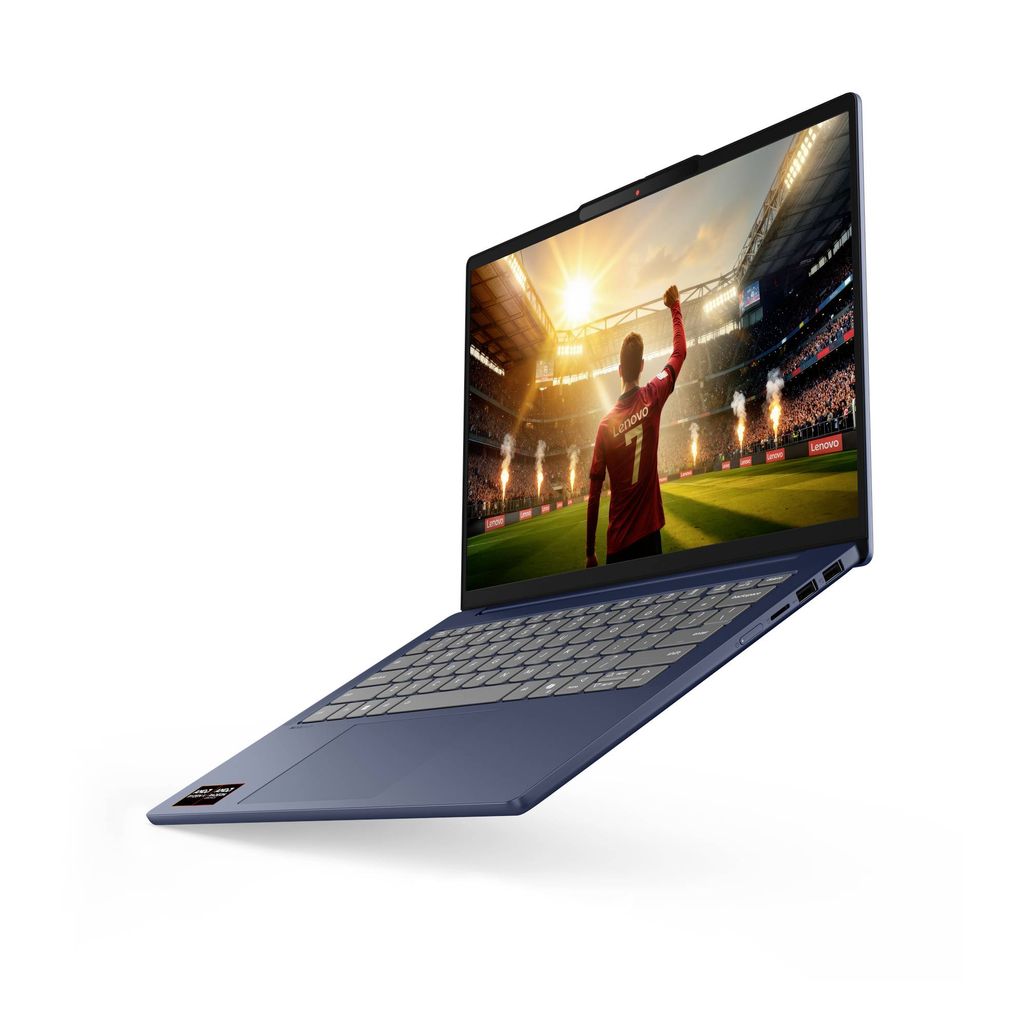 Laptop mit geöffnetem Bildschirm, auf dem ein Fußballspieler in einem Stadion feiert.