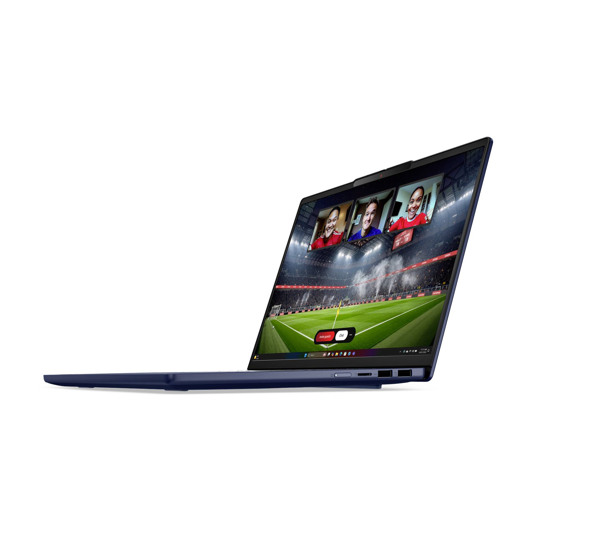 Laptop zeigt eine Live-Sportsvideo-Anrufschnittstelle über einer Fußballstadion-Ansicht an, mit drei Teilnehmer-Miniaturansichten oben und Wiedergabesteuerungen unten.