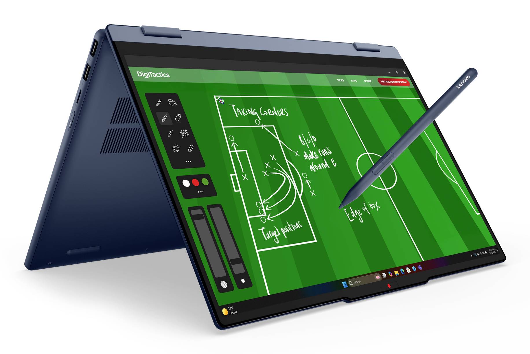 Ein 2-in-1-Laptop im Zeltmodus zeigt ein digitales Fußball-Taktikfeld mit handschriftlichen Spieldiagrammen an, wobei ein Stift den Bildschirm berührt.