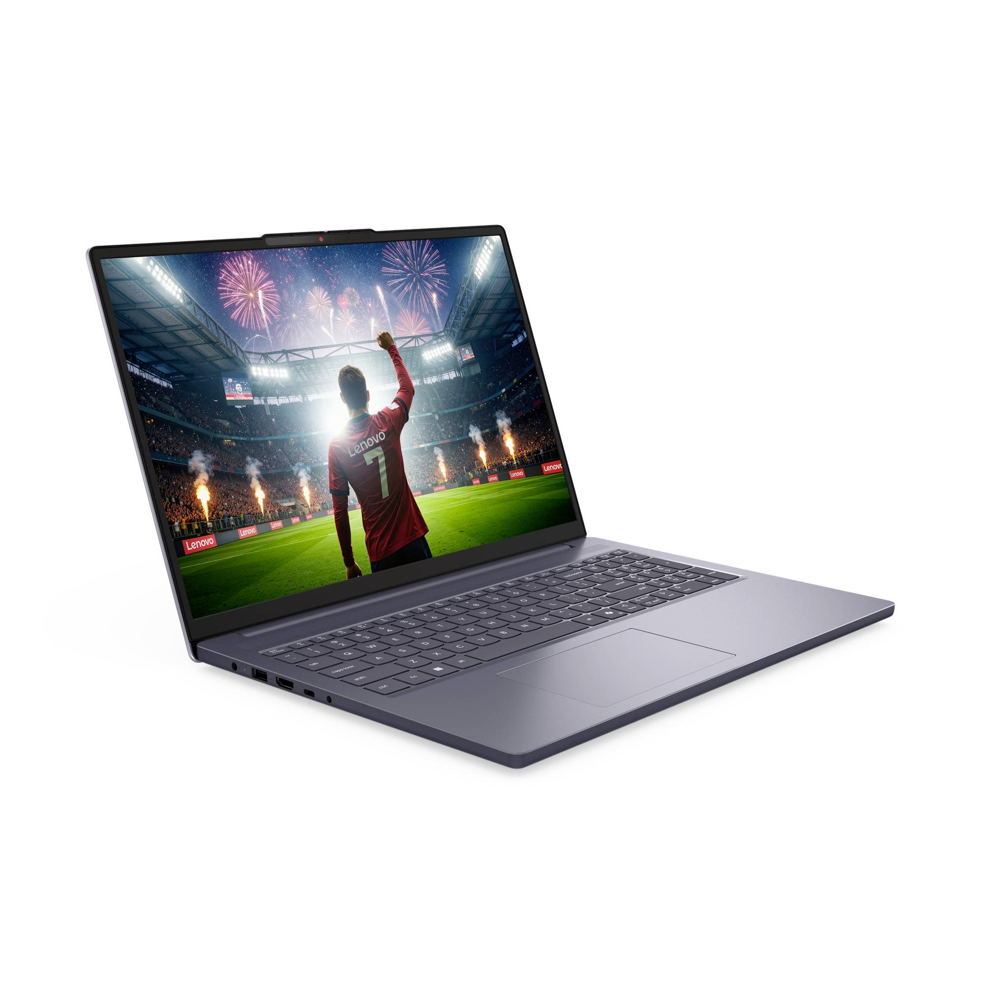 Offener Laptop zeigt einen Fußballspieler, der in einem Stadion mit Feuerwerk auf dem Bildschirm feiert.