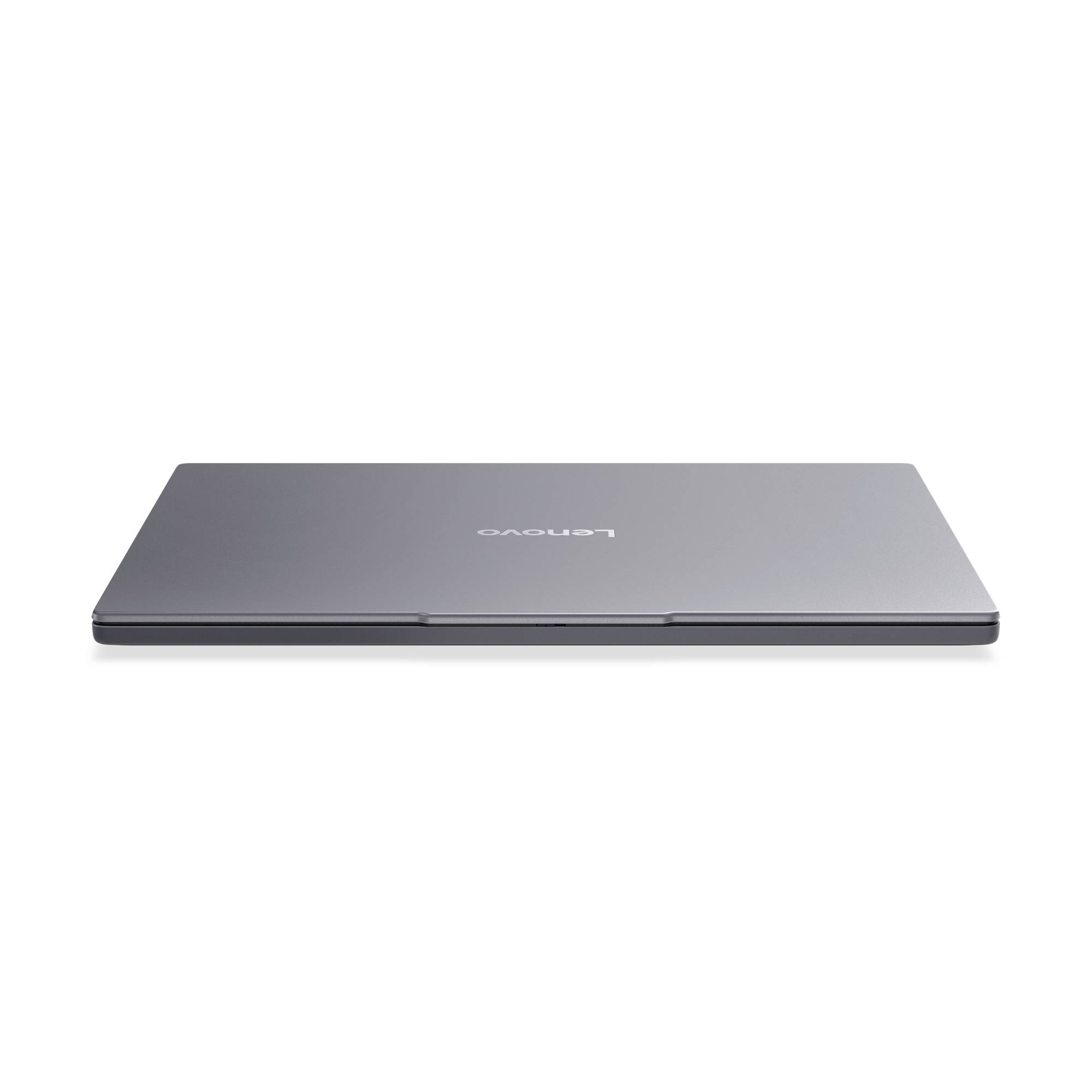 Geschlossener silberner Lenovo-Laptop auf weißem Hintergrund, von vorne fotografiert mit geschlossenem Deckel.