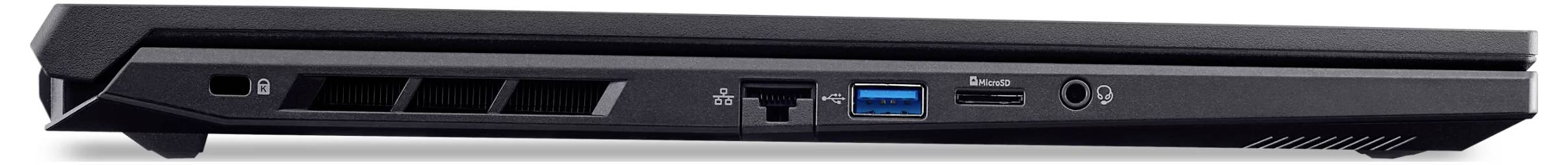 Seitenansicht eines geschlossenen schwarzen Laptops, die die Vorderkante mit Belüftungsgitter, Anschlüsse und einen blauen USB-Anschluss zeigt.