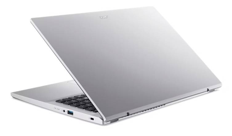 Silberner Laptop, teilweise geöffnet auf weißem Hintergrund, mit sichtbarer Tastatur, Seitenports und Deckel.