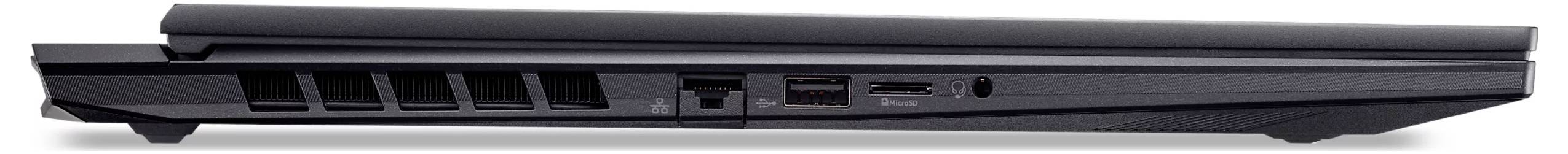 Seitenansicht eines geschlossenen schwarzen Laptops, die sein schlankes Profil, Lüftungsöffnungen, Anschlüsse und das Scharnier zeigt.