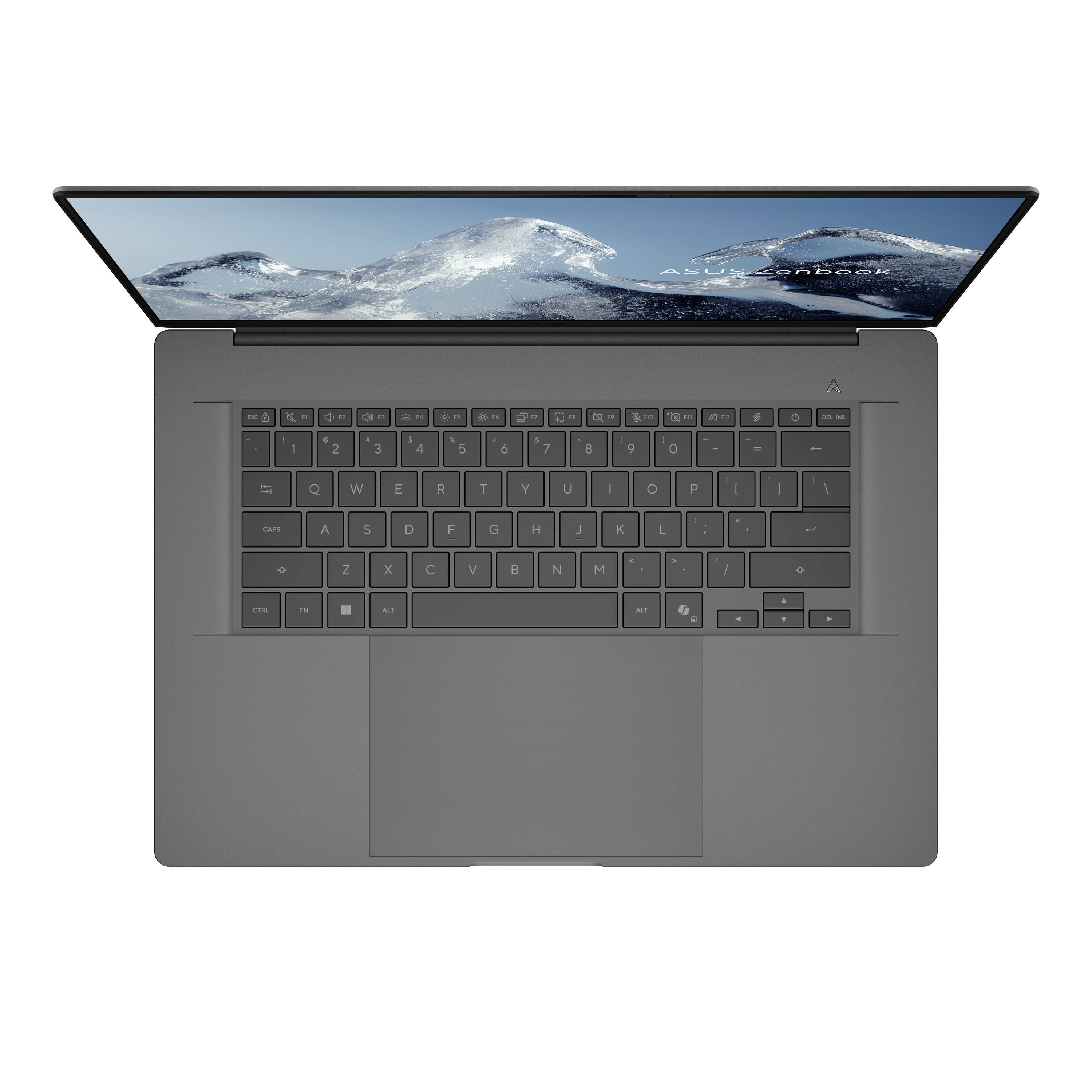 Draufsicht auf einen grauen Laptop mit geöffnetem Bildschirm, der ein verschneites Bergpapier zeigt, sowie eine vollständige Tastatur mit großem Trackpad.