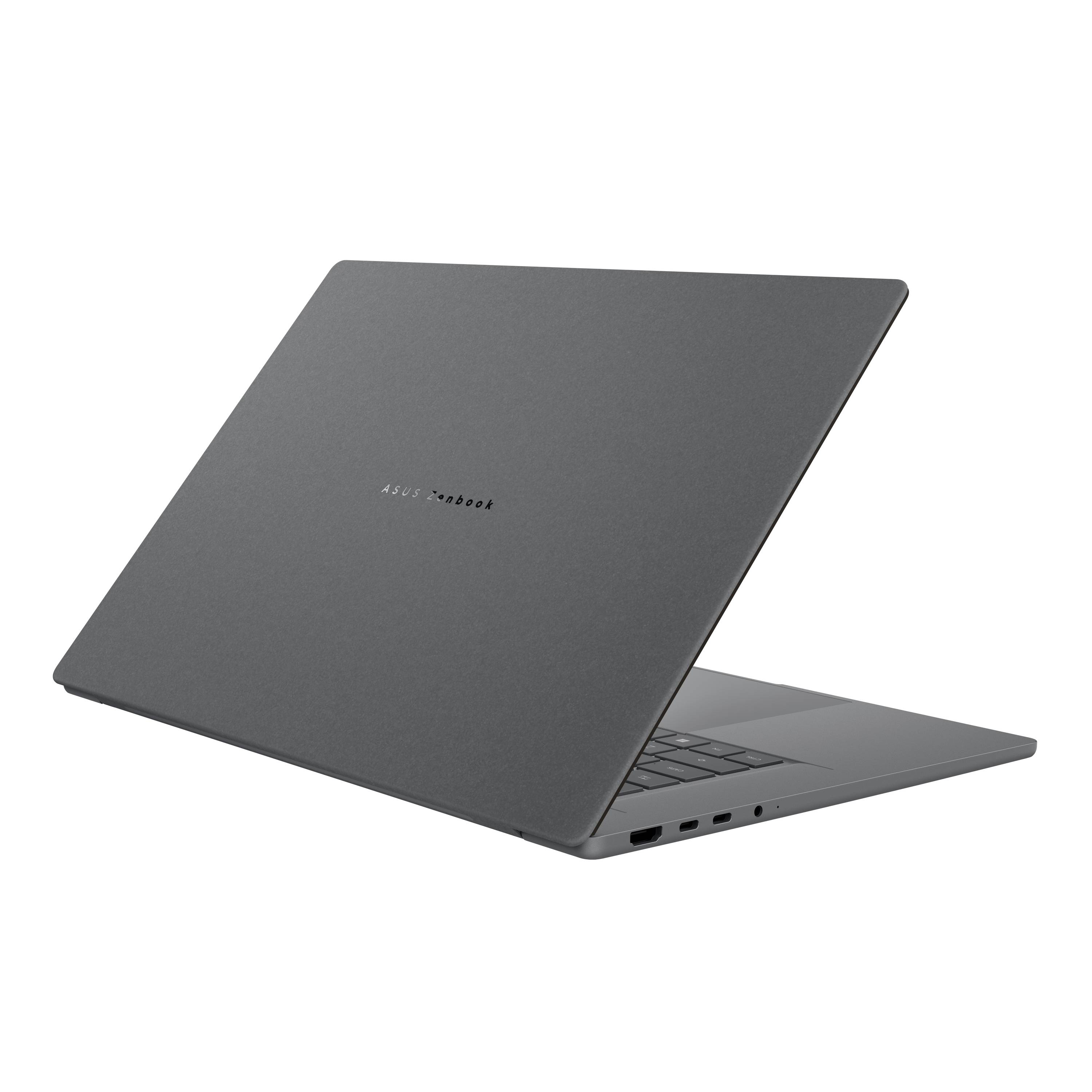 Geschlossener grauer Samsung-Laptop in schräger Perspektive auf weißem Hintergrund dargestellt, mit leicht sichtbarer Tastatur und freigelegten seitlichen Anschlüssen.