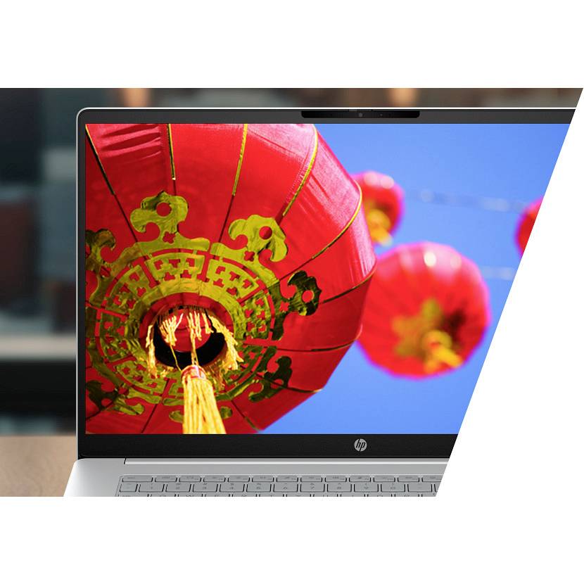 HP-Laptop zeigt ein Nahaufnahmefoto von roten chinesischen Laternen gegen einen blauen Himmel.