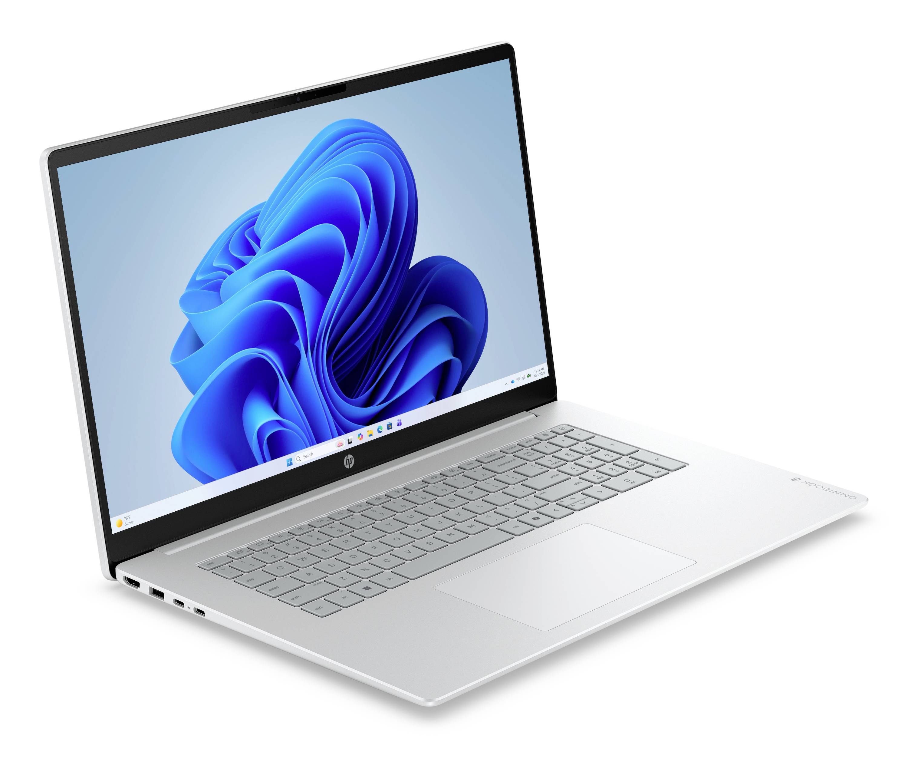 Silberner HP-Laptop in einem Winkel geöffnet, zeigt einen Windows 11-Desktop auf dem Bildschirm.