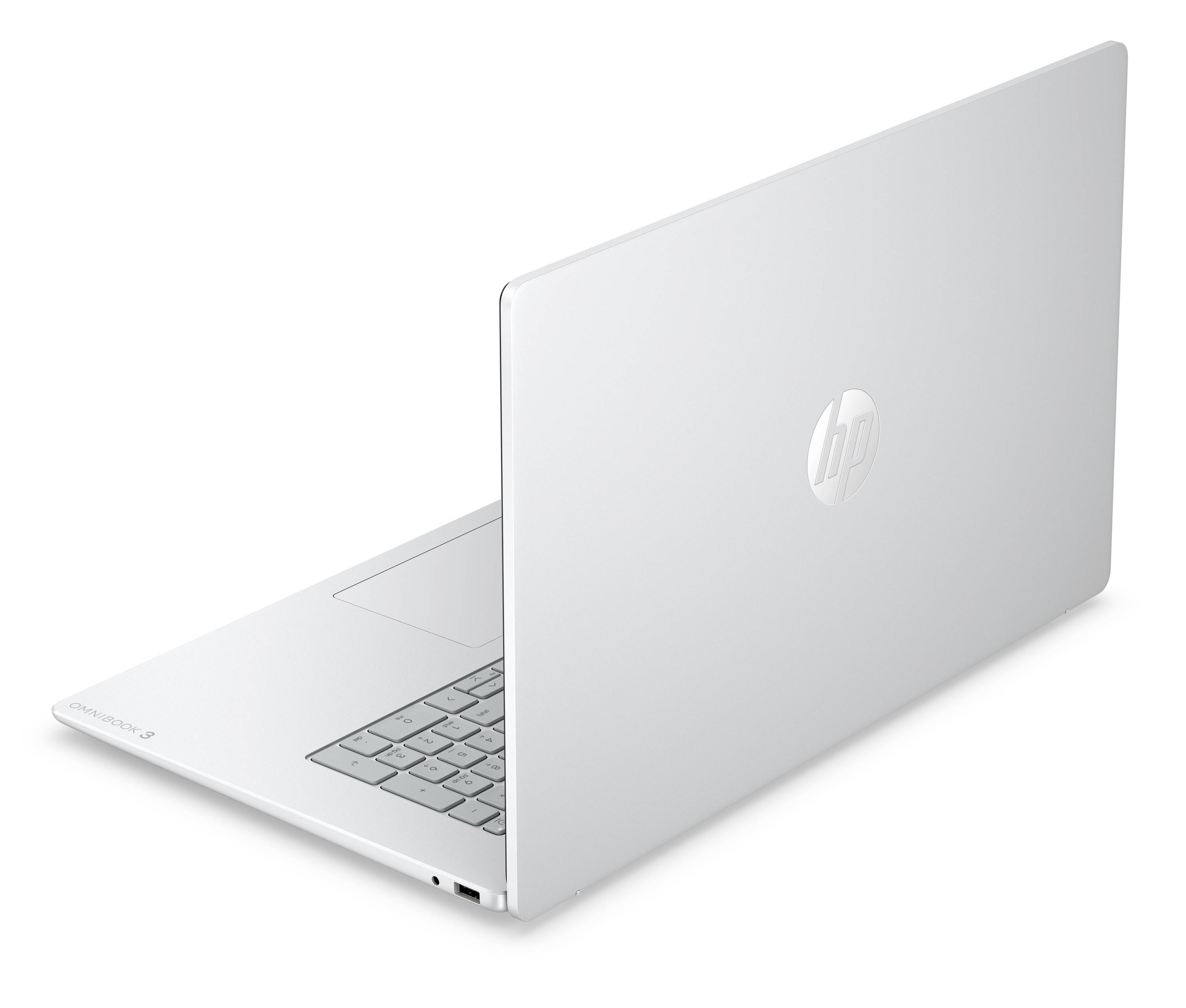 Silberner HP-Laptop, teilweise geöffnet, in einer angewinkelten Rückansicht auf weißem Hintergrund gezeigt.