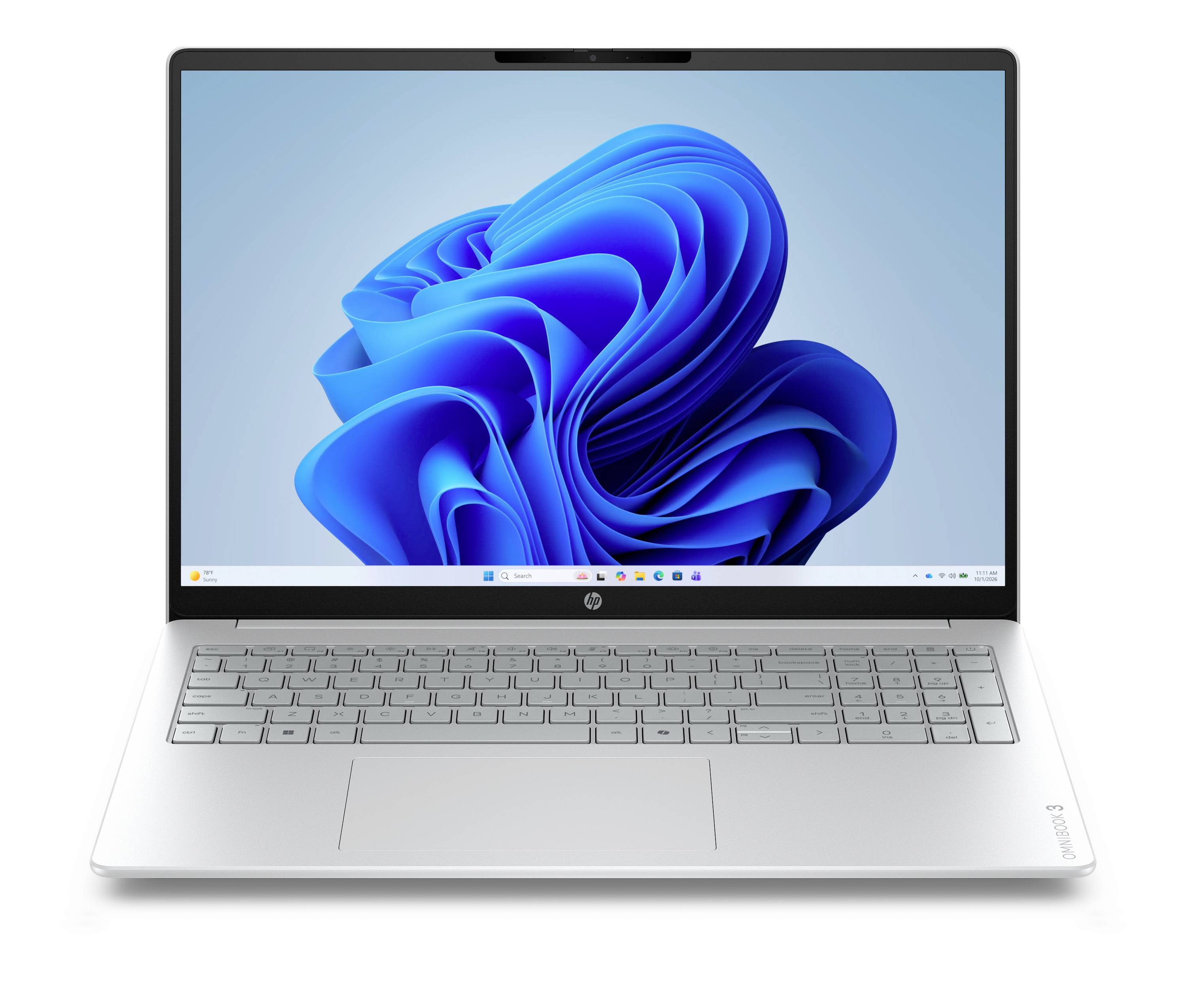 Silberner HP-Laptop offen auf weißem Hintergrund, zeigt den Windows 11-Desktop mit dem blauen abstrakten Wirbel-Hintergrundbild.