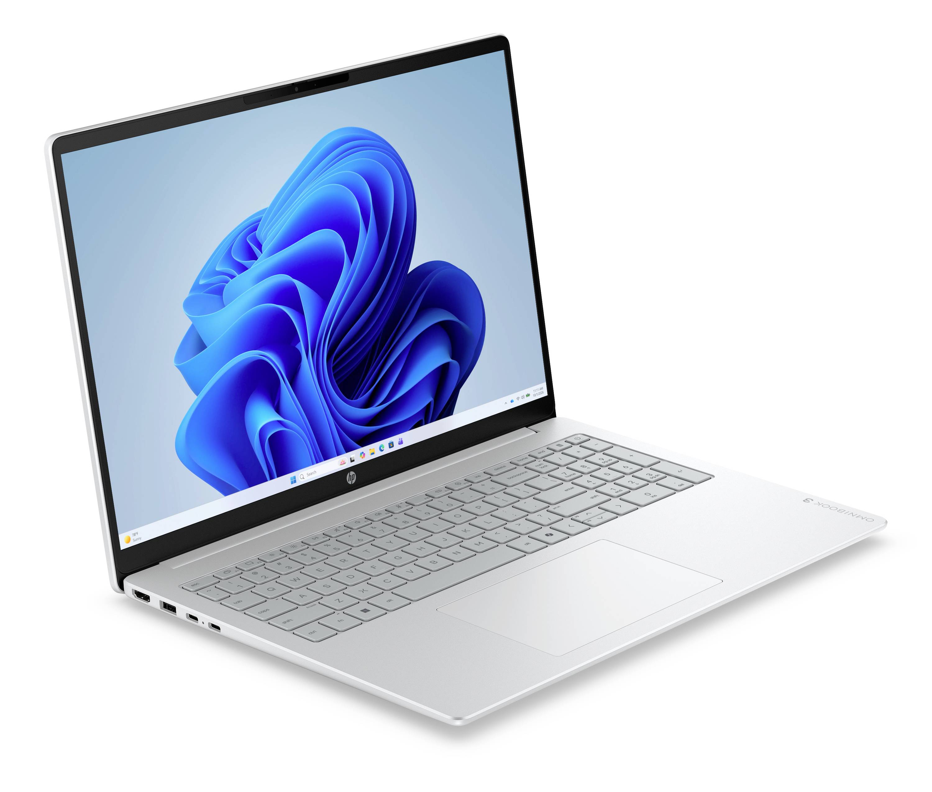 Silberner Laptop im angewinkelten Zustand auf weißem Hintergrund, zeigt auf dem Bildschirm ein Windows-11-ähnliches blaues Wirbel-Hintergrundbild.