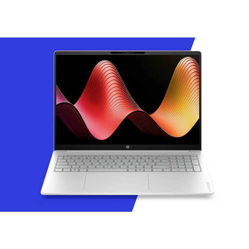 Silberner HP-Laptop mit einer bunten abstrakten Welle auf dem Bildschirm, gezeigt vor einem blau-weißen Hintergrund.