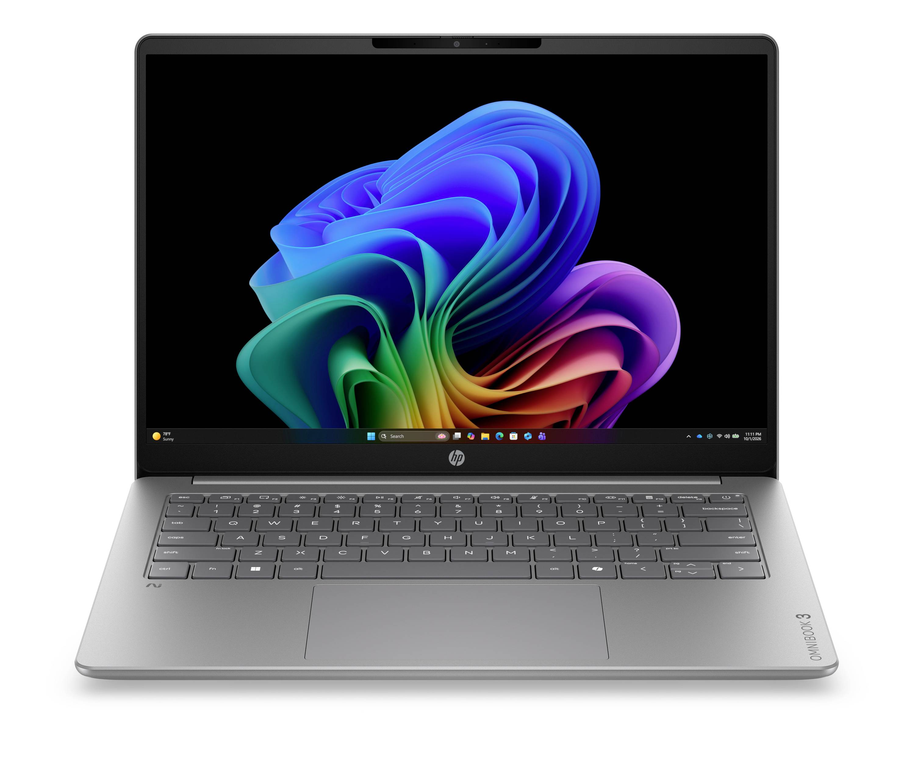 Silberner Lenovo-Laptop mit offgeöffnetem Bildschirm, auf dem eine farbenfrohe abstrakte Windows-ähnliche Tapete angezeigt wird, von vorne auf weißem Hintergrund gezeigt.