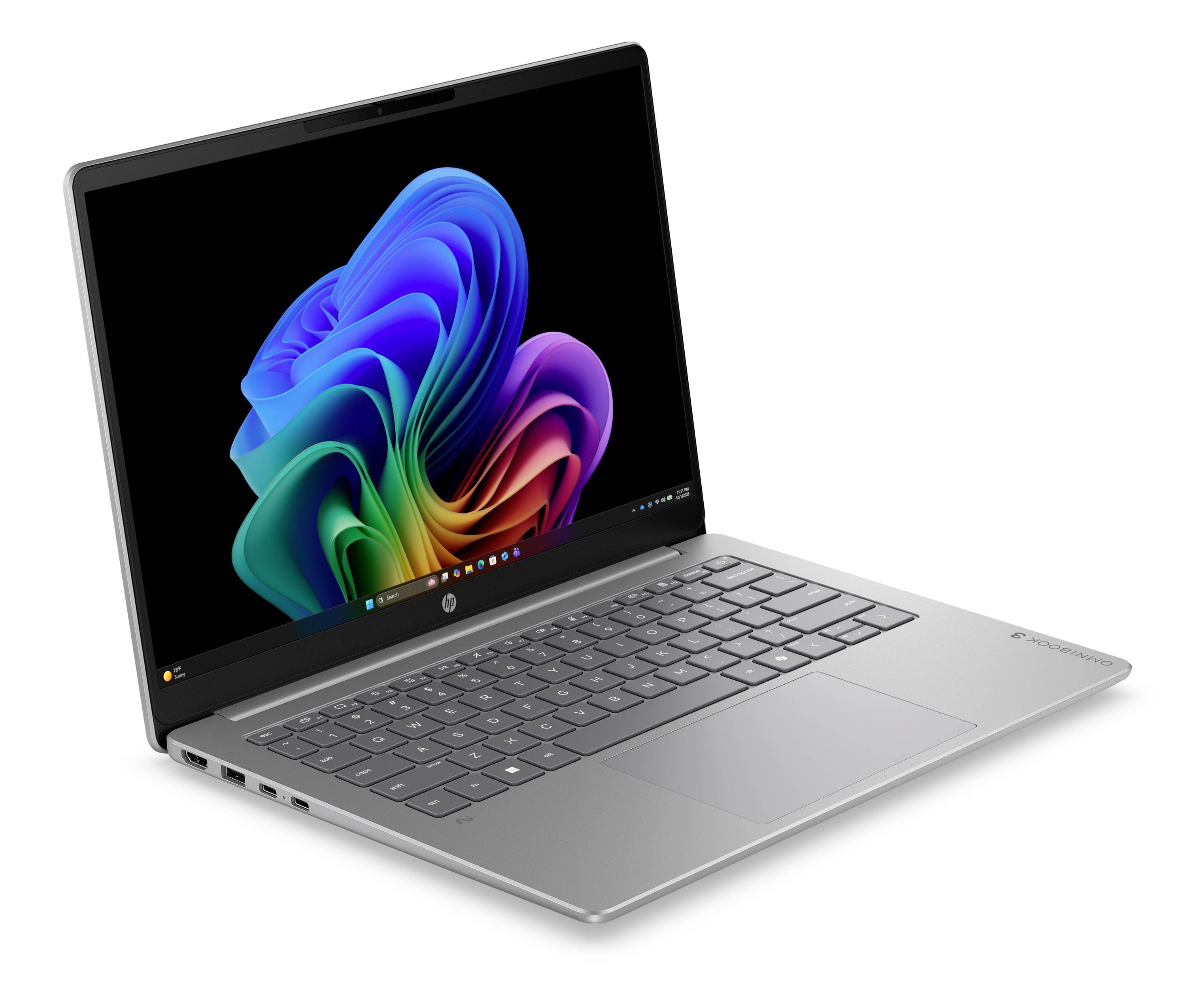Silbernes HP-Laptop in einem Winkel geöffnet, das auf dem Bildschirm eine farbenfrohe abstrakte Windows-ähnliche Hintergrundbild zeigt.