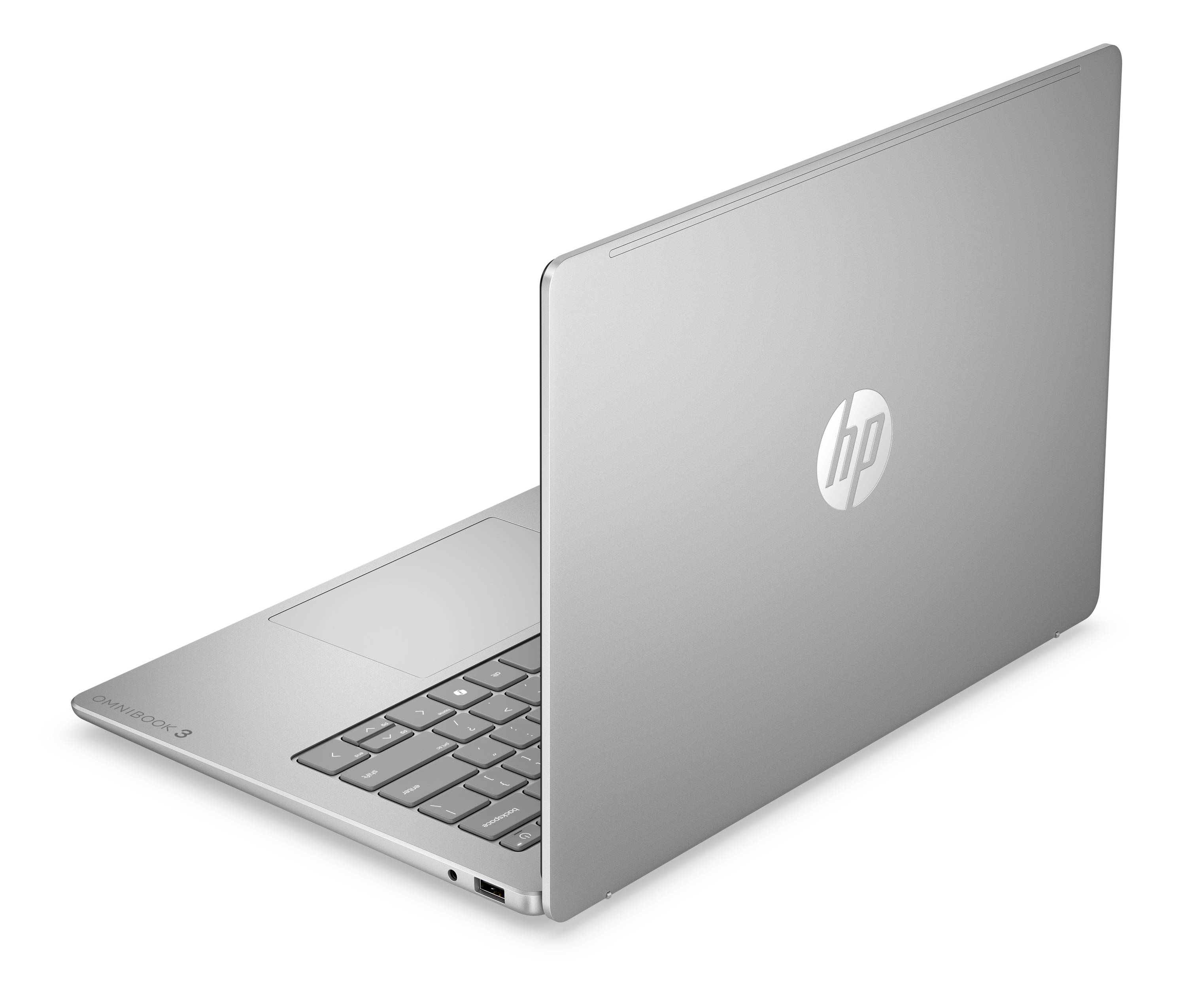 Silber farbenes HP Laptop teilweise geöffnet, zeigt Tastatur und Trackpad auf weißem Hintergrund.