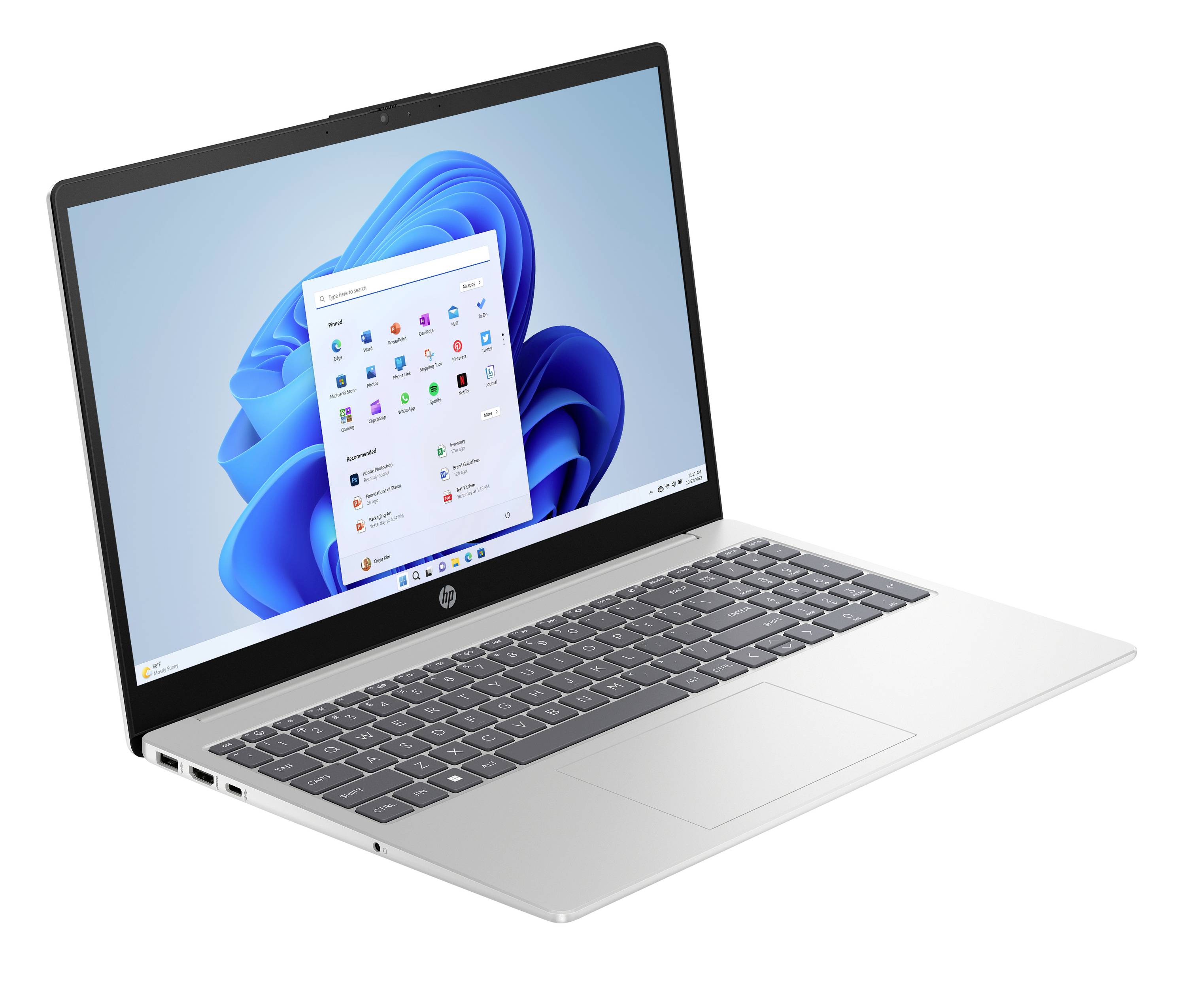 Silberner HP-Laptop, in einem Winkel geöffnet, zeigt den Windows-11-Desktop und das Startmenü auf dem Bildschirm.