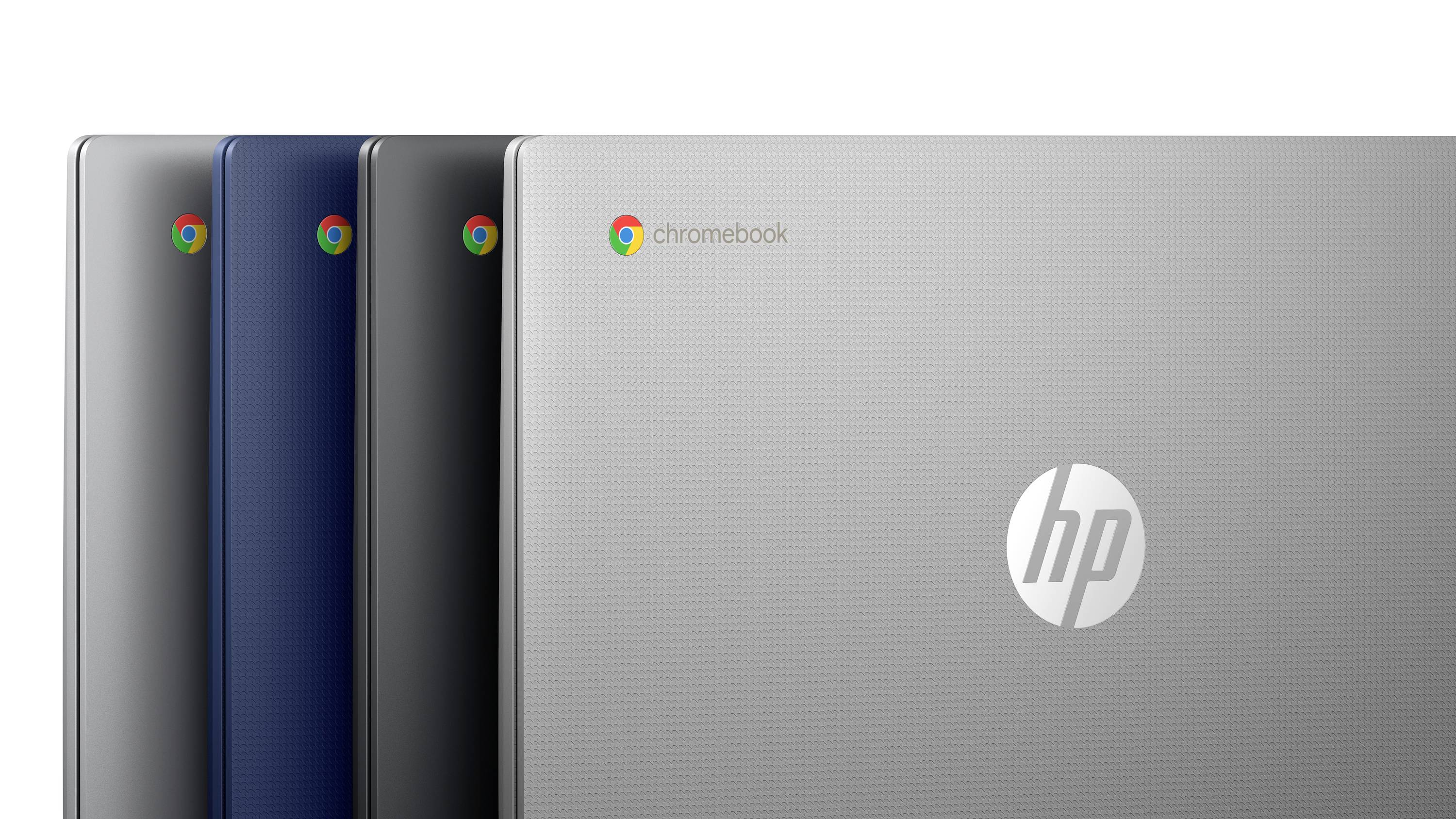Vier HP Chromebook-Laptops, gestapelt und geschlossen dargestellt, mit einem silbernen Modell vorne und drei dunkleren Modellen dahinter.