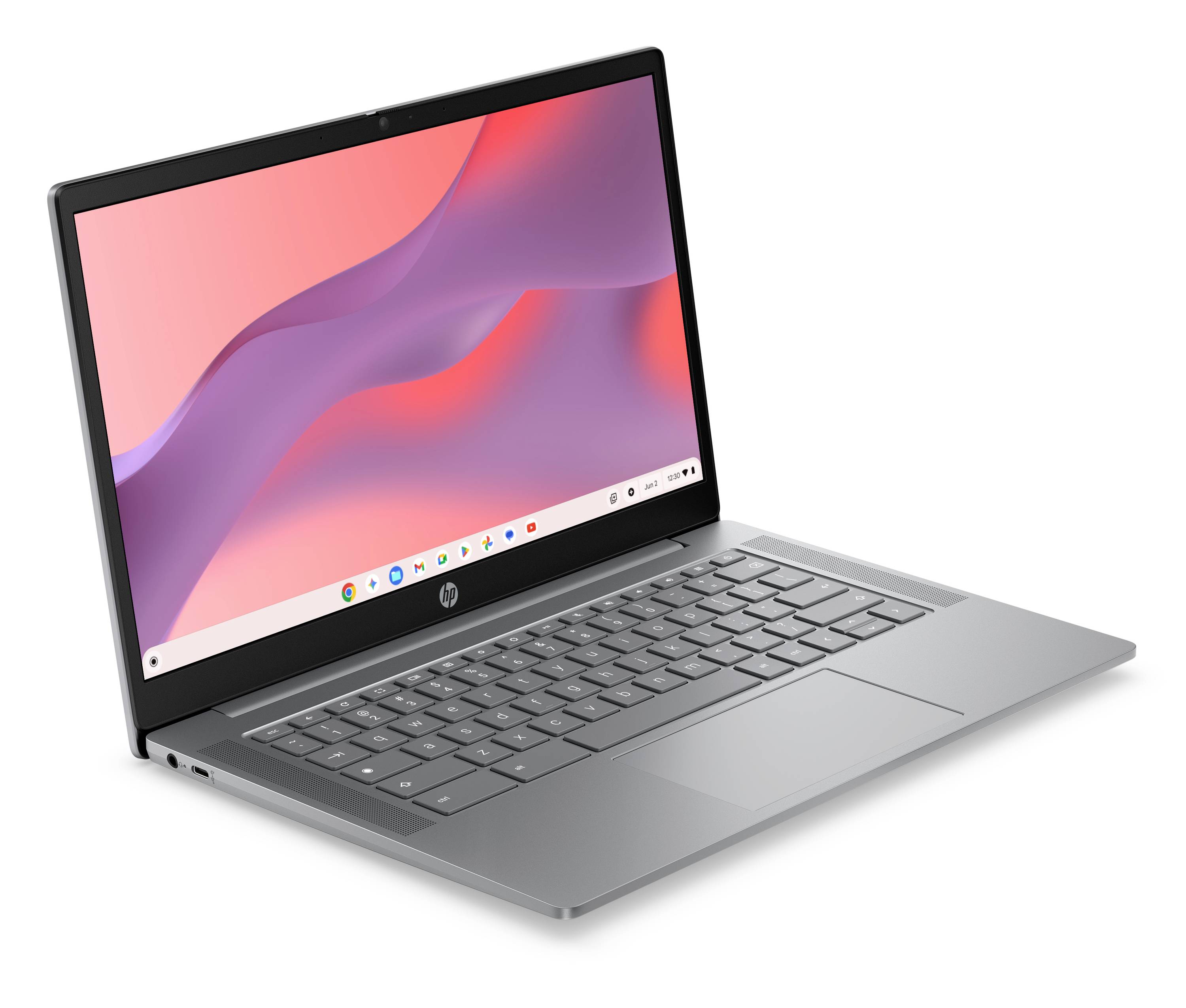 Silberner Laptop-Computer, schräg geöffnet, zeigt einen lila-rosa Desktop-Hintergrund und Tastatur auf weißem Hintergrund.