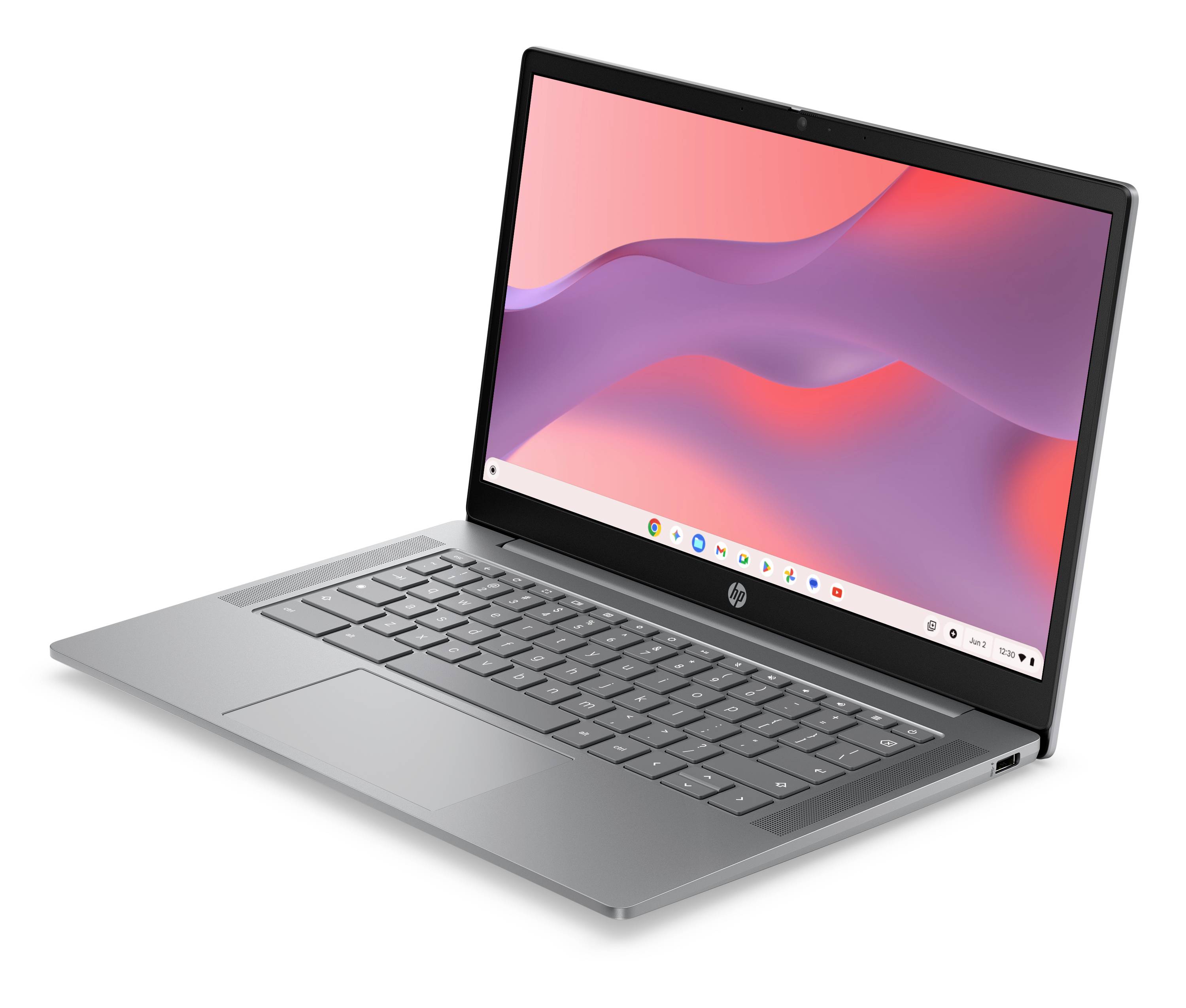 Silberner HP-Laptop in einem Winkel geöffnet, zeigt ein farbenfrohe abstrakte Desktop-Hintergrundbild auf dem Bildschirm und eine sichtbare Tastatur auf weißem Hintergrund.