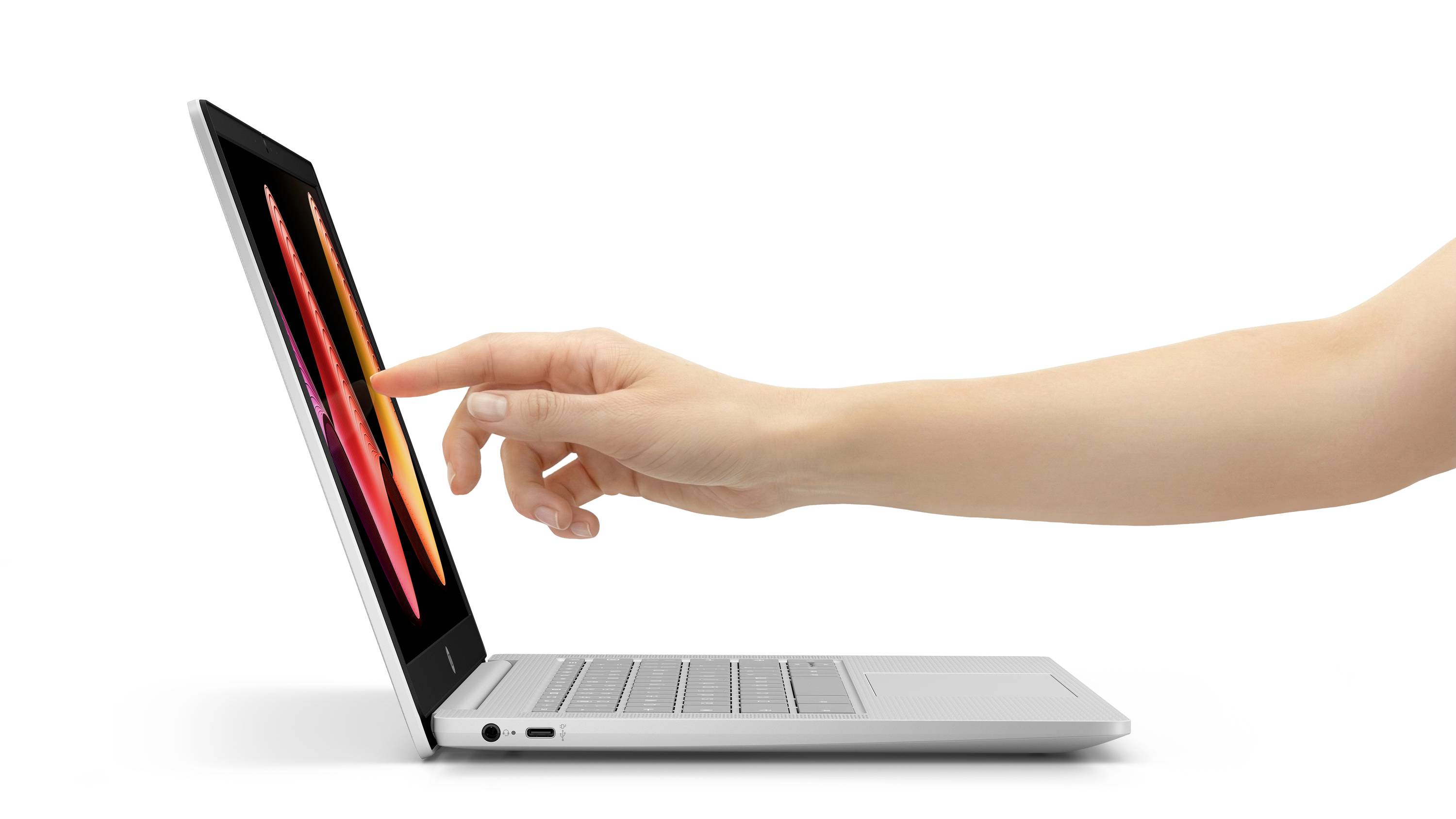 Eine Hand, die sich ausstreckt, um einen dünnen Laptop-Bildschirm zu berühren, auf dem farbige vertikale Balken auf weißem Hintergrund angezeigt werden.