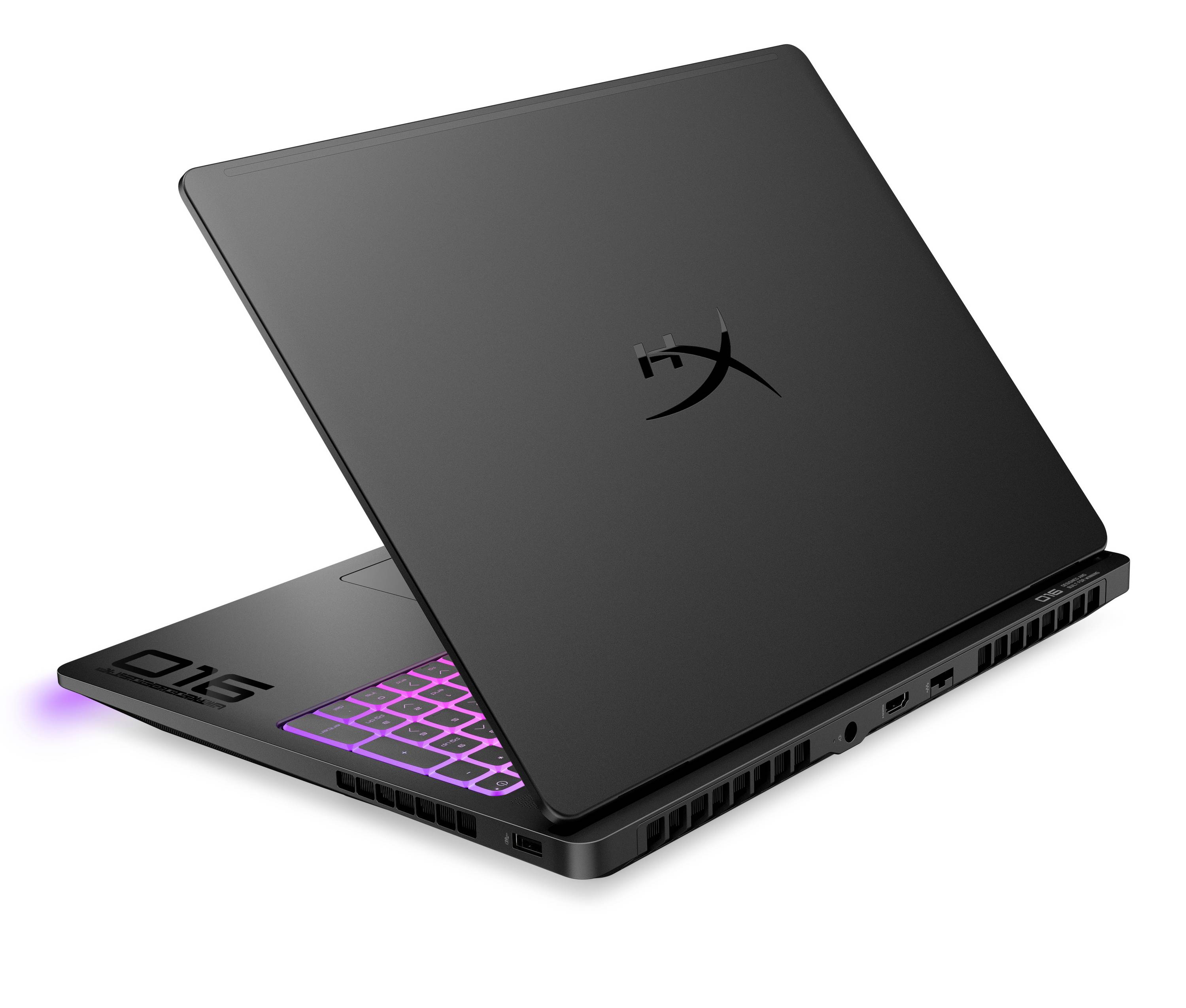 HyperX Gaming-Laptop in Schwarz, teilweise geöffnet, mit violett beleuchteter Tastatur und Seitenlüftungsschlitzen auf weißem Hintergrund.