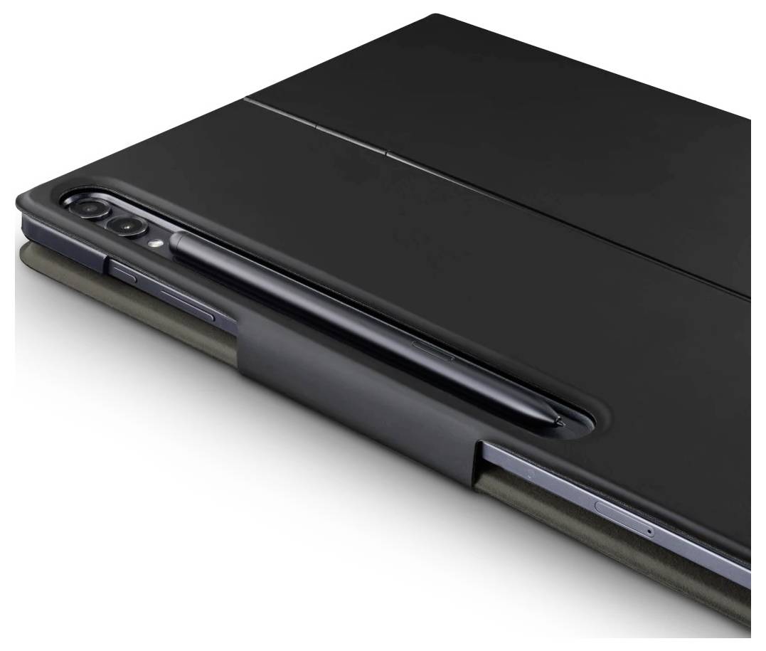 Schwarzes Tablet in geschlossenem Folio-Style-Etui mit einem Stylus an der Rückseite und Kameraausschnitten an der linken Kante.