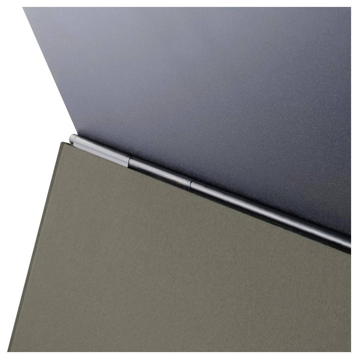 Nahaufnahme eines geöffneten Laptops, die das Scharnier und den dunkelgrauen Deckel mit einer gedämpften grünen Basis zeigt.