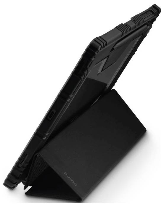 Schwarzes Tablet in einer robusten Schutzhülle auf einem Klappsockeltisch aufgestützt, Seitenansicht vor weißem Hintergrund dargestellt.