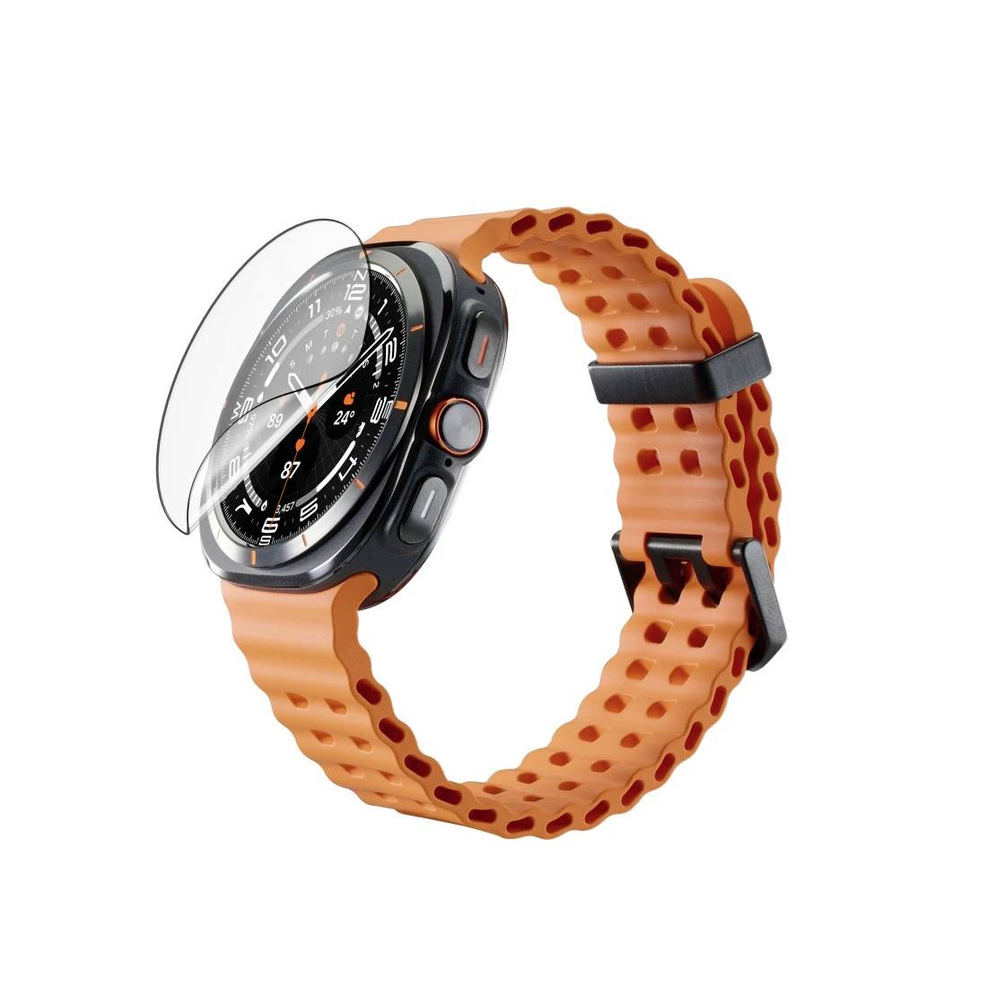 Orangefarbenes perforiertes Sportarmband an einer schwarzen Smartwatch mit durchsichtigem Displayschutz, auf weißem Hintergrund gezeigt.