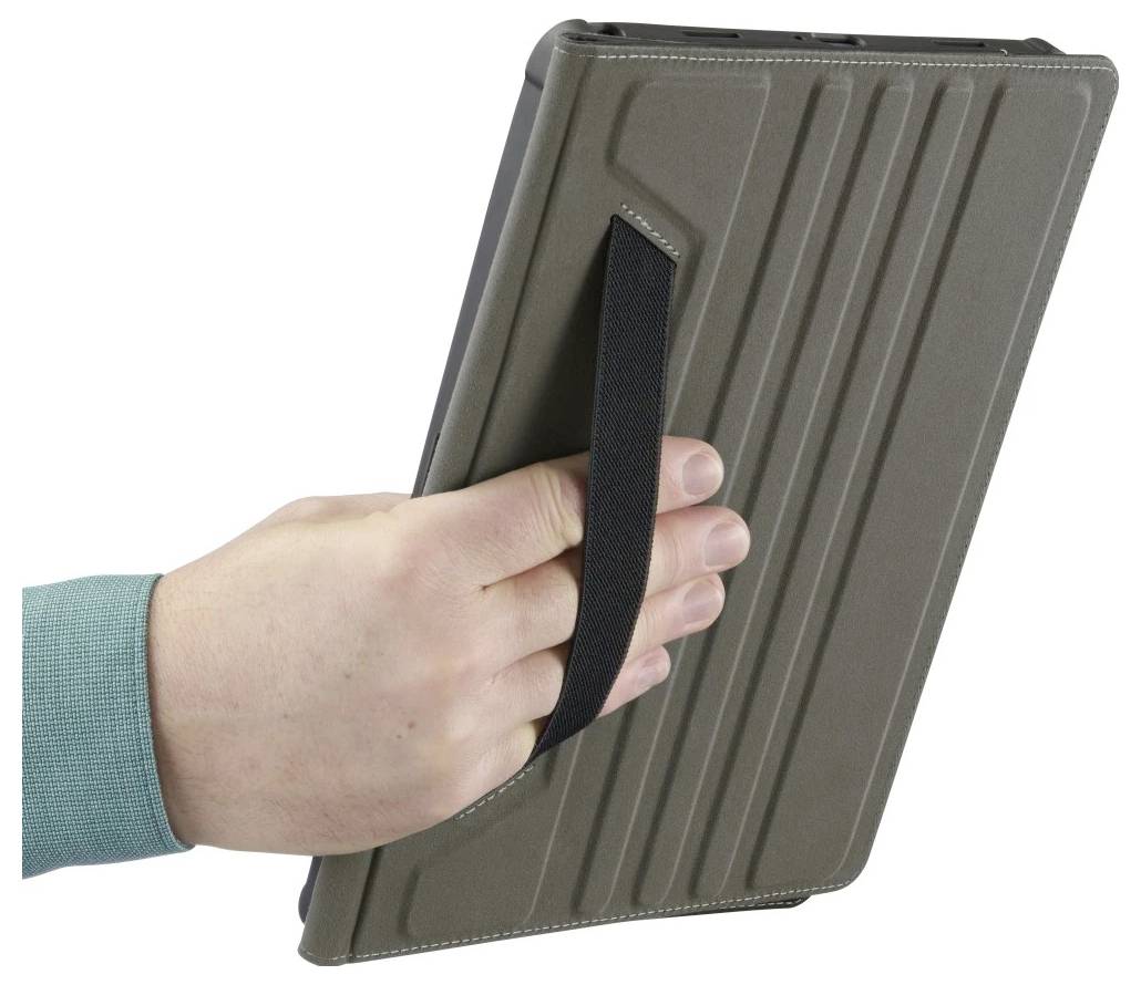 Hand, die ein Tablet in einer grauen Schutzhülle mit Rückengurt hält, vor weißem Hintergrund gezeigt.