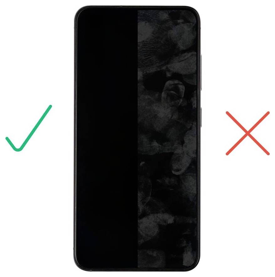 Smartphone-Bildschirm mit Fingerabdrücken, links als akzeptabel mit einem grünen Häkchen und rechts als nicht akzeptabel mit einem roten X angezeigt.