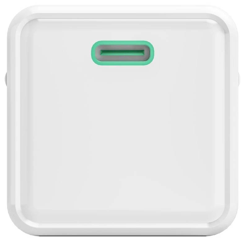 Weißes quadratisches elektronisches Gerät mit einem einzelnen grün umrandeten USB-C-Anschluss, der oben in der Mitte angebracht ist.