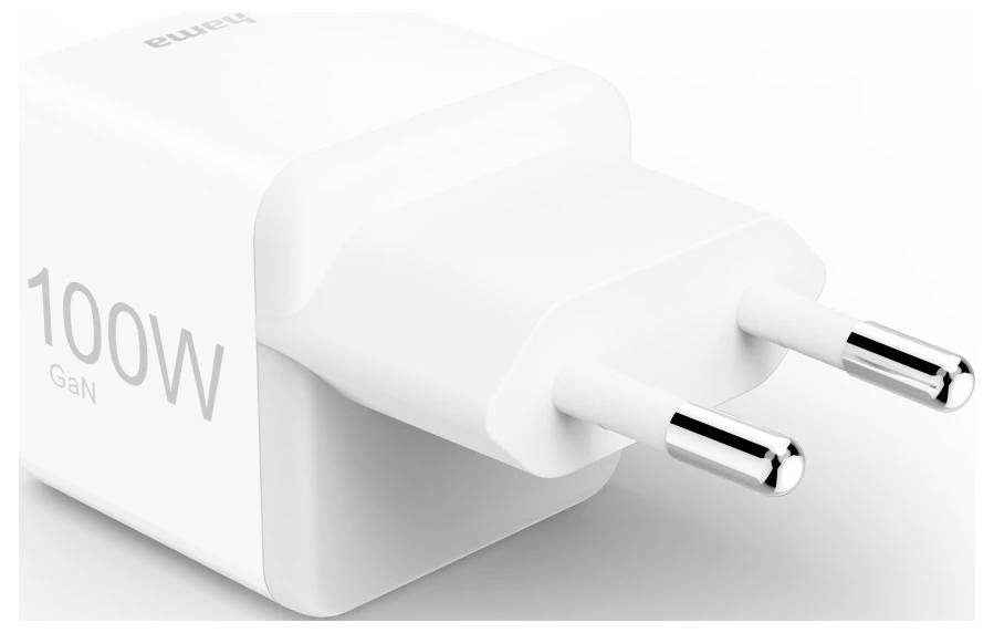 Weißer 100W GaN-Stromadapter mit zweipoligen europäischen Steckerstiften in Nahaufnahme auf weißem Hintergrund.