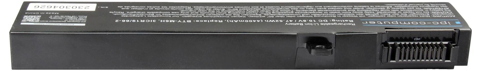 Schwarzes elektronisches Gerät mit Anschlüssen und Steckverbindern auf der Frontplatte, von der Seite betrachtet.