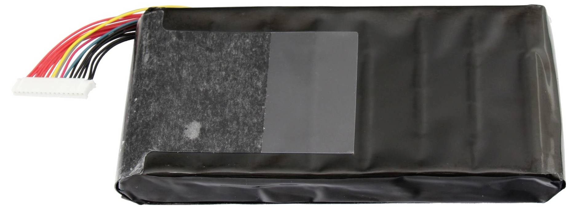 Schwarzes Batterieset in Folie verpackt mit angefügtem mehrfarbigem Steckverbinder auf weißem Hintergrund.