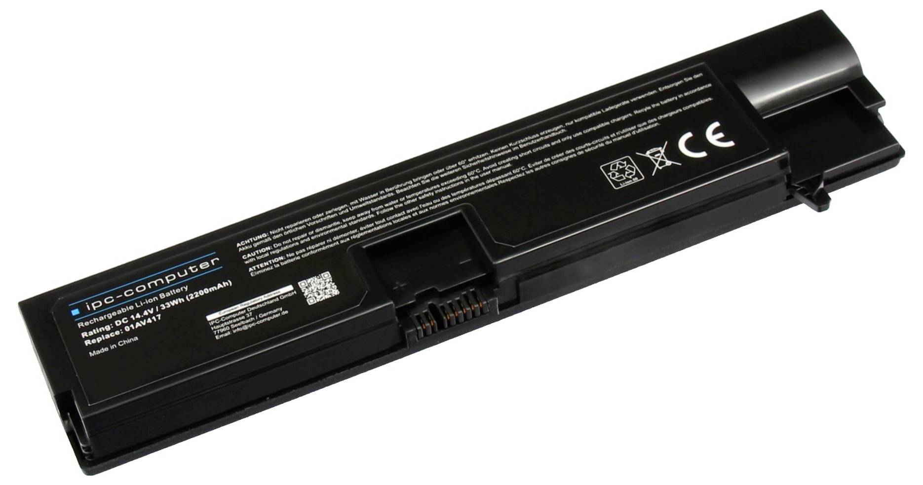 Schwarzes Laptop-Akkupack mit der Bezeichnung "ipc-computer" auf weißem Hintergrund gezeigt, diagonal angewinkelt mit sichtbaren Steckerkontakten.