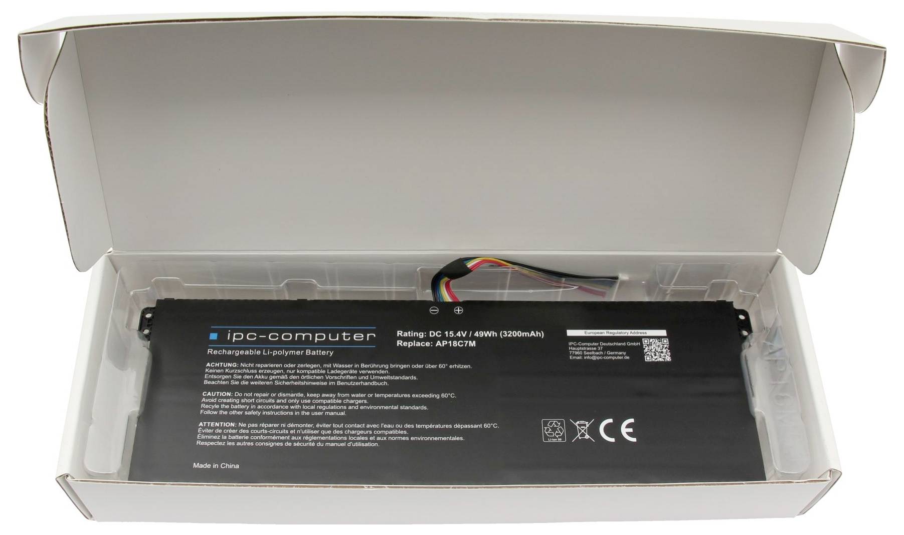 Schwarzer aufladbarer Laptop-Akku in einem durchsichtigen Kunststoff-Einzelhandelsblister in einer offenen Schachtel, mit den Etiketten „ipc-computer" und „Replace: AP8C7M".
