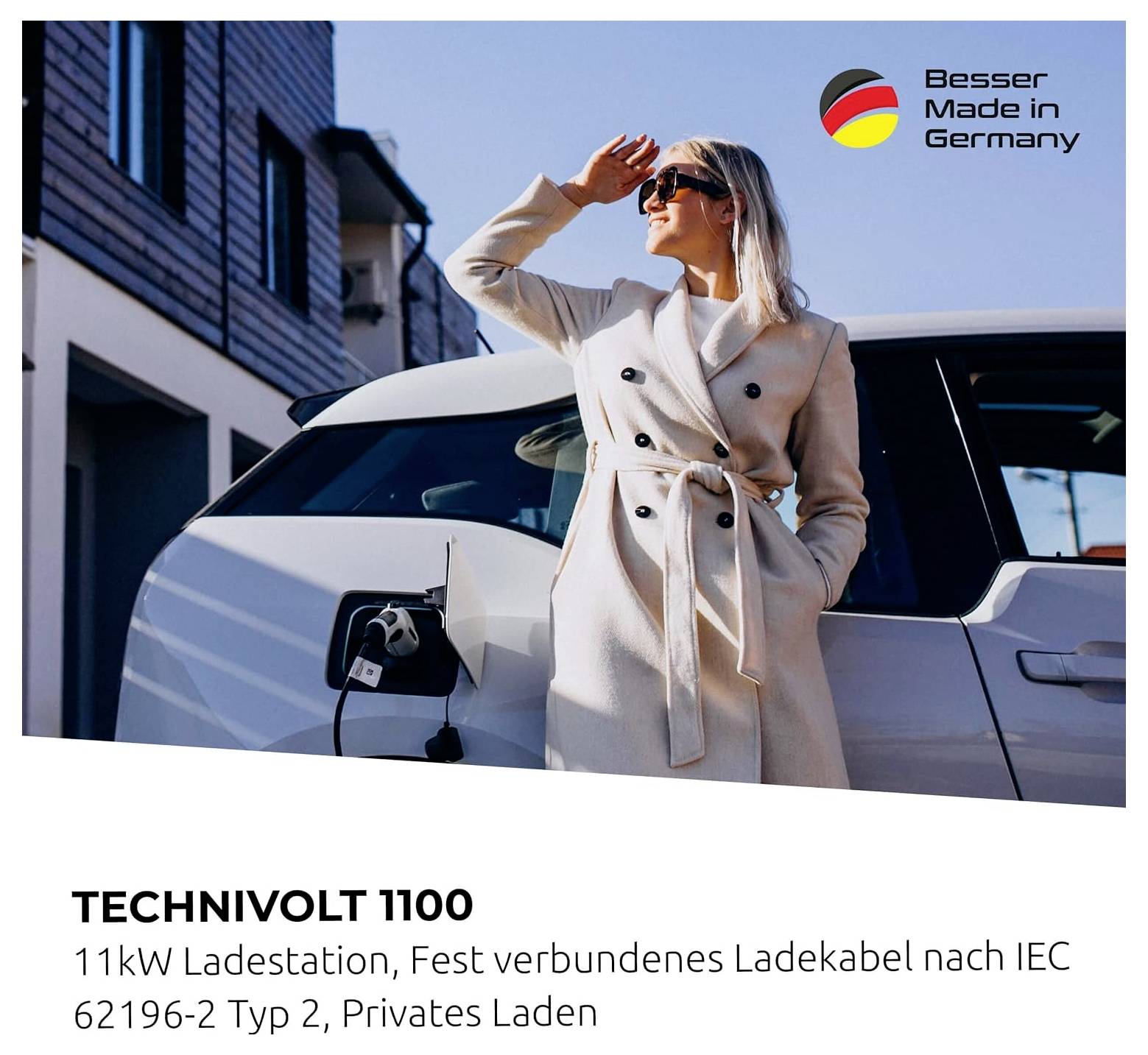 Frau steht neben einem weißen Elektroauto, das an einer Ladestation angeschlossen ist, mit dem Produkttext „TECHNIVOLT 1100" und dem Logo „Besser Made in Germany".