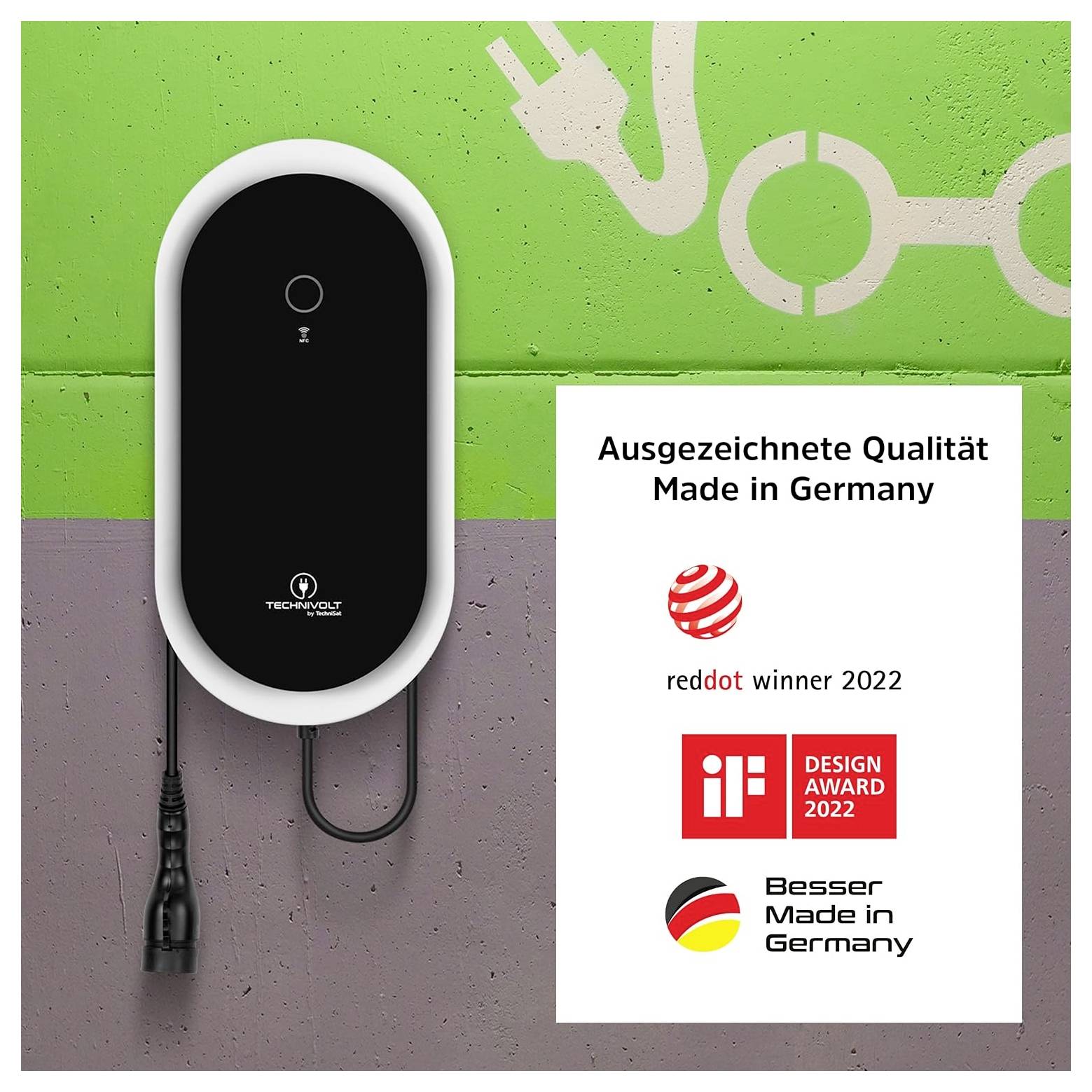 Wandmontierte schwarzweiße TechniVolt-Ladestation neben einem Schild mit der Aufschrift „Ausgezeichnete Qualität Made in Germany" mit Red Dot, iF Design Award und „Besser Made in Germany" Logos.