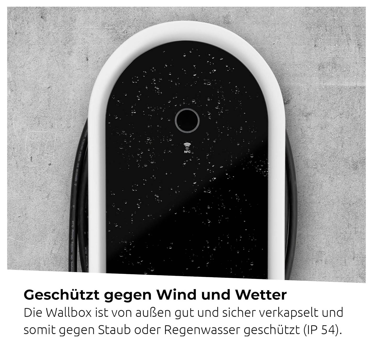 Schwarze Wallbox EV-Ladestation an einer Betonwand mit deutschem Text, der besagt, dass sie vor Wind, Staub und Regenwasser geschützt ist (IP54).
