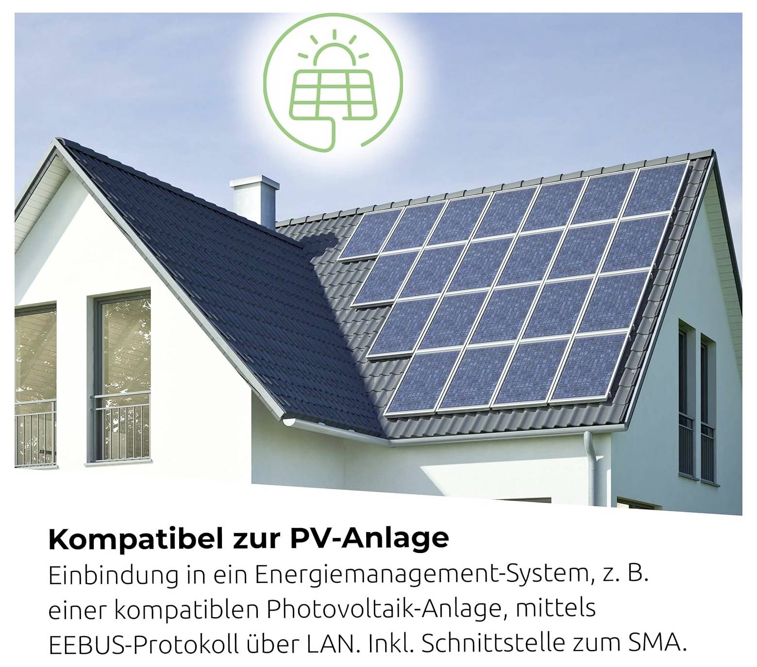 Hausdach mit Solarpanelen und einem Solar-Symbol; Der deutsche Text besagt, dass es mit PV-Systemen kompatibel ist und sich über EEBUS über LAN mit einem Energiemanagementsystem verbinden kann.