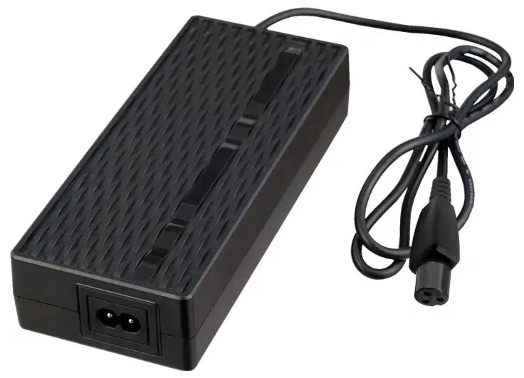 Schwarzer rechteckiger Stromanschlussadapter mit angebrachtem Kabel und zweipoligem Stecker auf weißem Hintergrund.