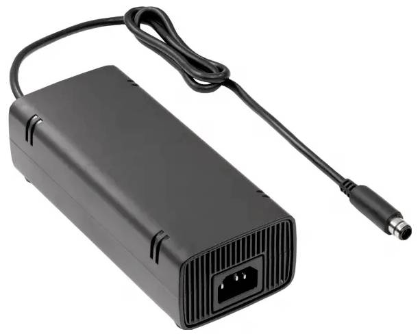 Schwarzes rechteckiges Stromadapter-Block mit angebrachtem Kabel und Stecker mit Hohlstecker-Anschluss.