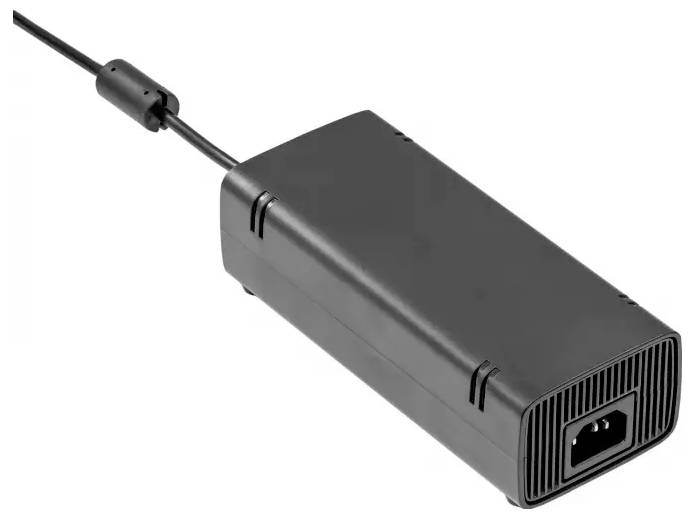 Schwarzer rechteckiger AC-Stromadapter mit angebrachtem Kabel und Steckverbinder.