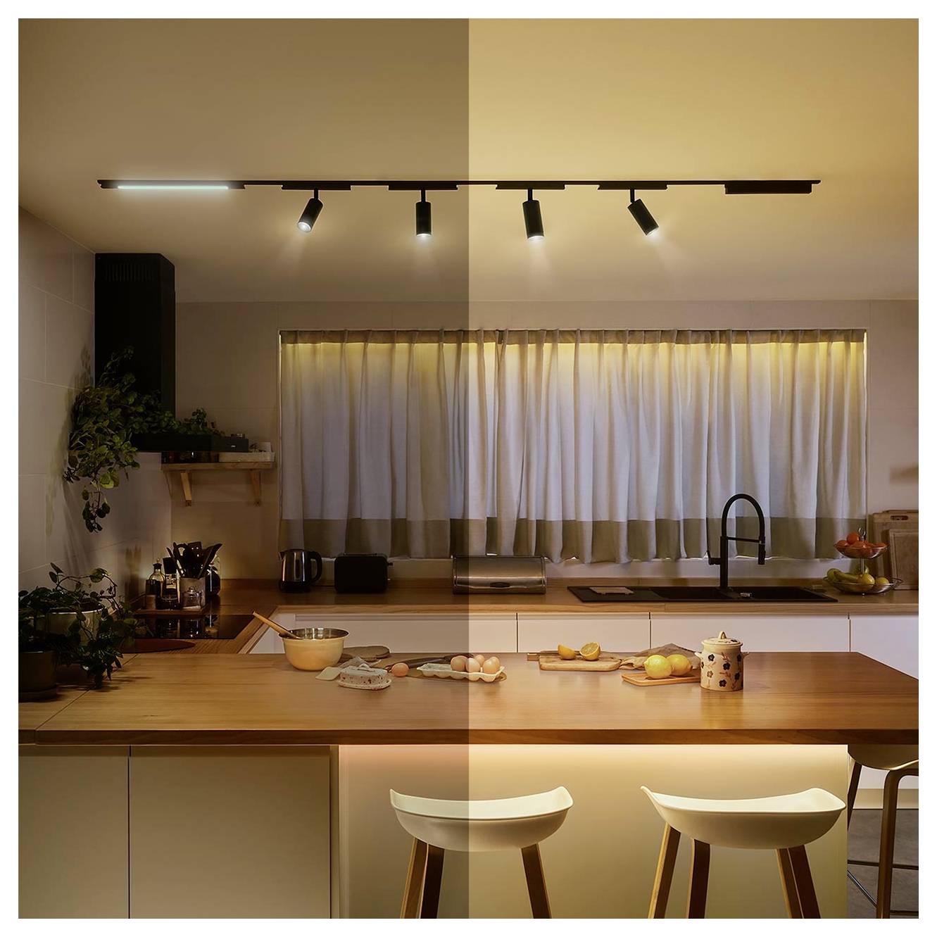 Modernes Kücheninterieur mit großer Insel, zwei Hockern, Pendelschienenleuchtung, Fenster mit Vorhängen und Spüle, warm beleuchtet und ordentlich angeordnet.